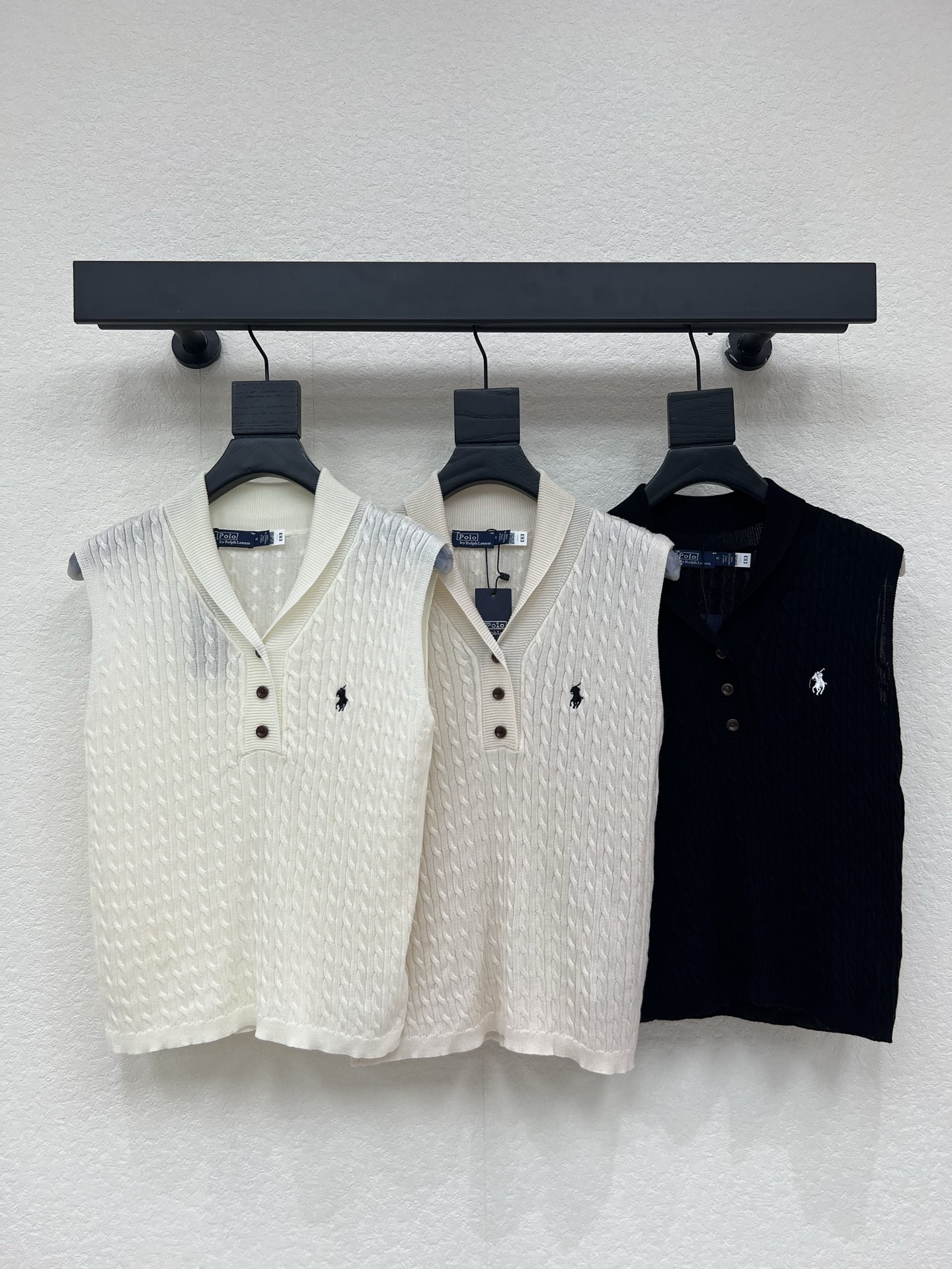 NO:802174,Ralph lauren pol*Raff 26 spring and summer new twist knitted vest!  Customized cotton wool knitted yarn material, soft and skin-friendly, all-over braid textured front lapel and half-open button design, easy to put on and take off, high-end, simple and detailed. The pony embroidery on the chest is very recognizable. The regular version is slim but not tight. It is versatile and does not pick on the figure. A must-have for daily wear!  SML,,loro piana,19860909Ralph lauren pol*拉夫26春夏新款麻花针织背心！定制棉毛针织纱线材质 柔软亲肤 通体麻花纹理前襟翻领半开襟纽扣设计 穿脱方便 高级简约又有细节感 胸前小马刺绣超有辨识度 常规版型显瘦不紧绷 百搭不挑身材 日常穿搭必备！SML,,loro piana,,Women's clothing
