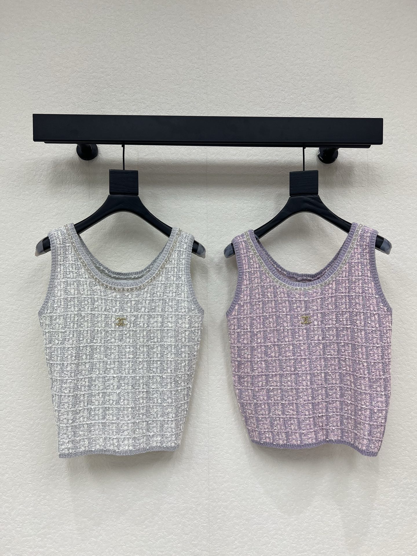 NO:802179,CHANE*26 new spring and summer heavy beaded tweed knitted vest!  Customized imported knitted material, comfortable, soft and full of texture. U-neck knitted vest cut. The collar and cuffs extend to the front and are hemmed with threaded silk thread. It is comfortable and elastic. Heavy hand-made beading sewing technology adds a bright and fashionable atmosphere to simple outfits. The double C logo embellishment on the chest can easily show the elegant and high-end tones. Regular fit, smooth and tolerant, slim and fashionable, a must-have for all seasons!  SML A,,chanel,19860909CHANE*26春夏新款重工钉珠粗花呢针织背心！定制进口针织材质 舒适软糯 质感十足 U领针织背心裁剪 领口袖口延伸至前襟以螺纹丝线包边 舒适有弹力 重手工订珠缝制工艺 为简易穿搭增添亮眼时尚气息 胸前双C徽标点缀 就能轻松彰显典雅高级调性 常规版型 流畅包容 显瘦时髦 四季时尚穿搭必选！SML A,,chanel,,Women's clothing