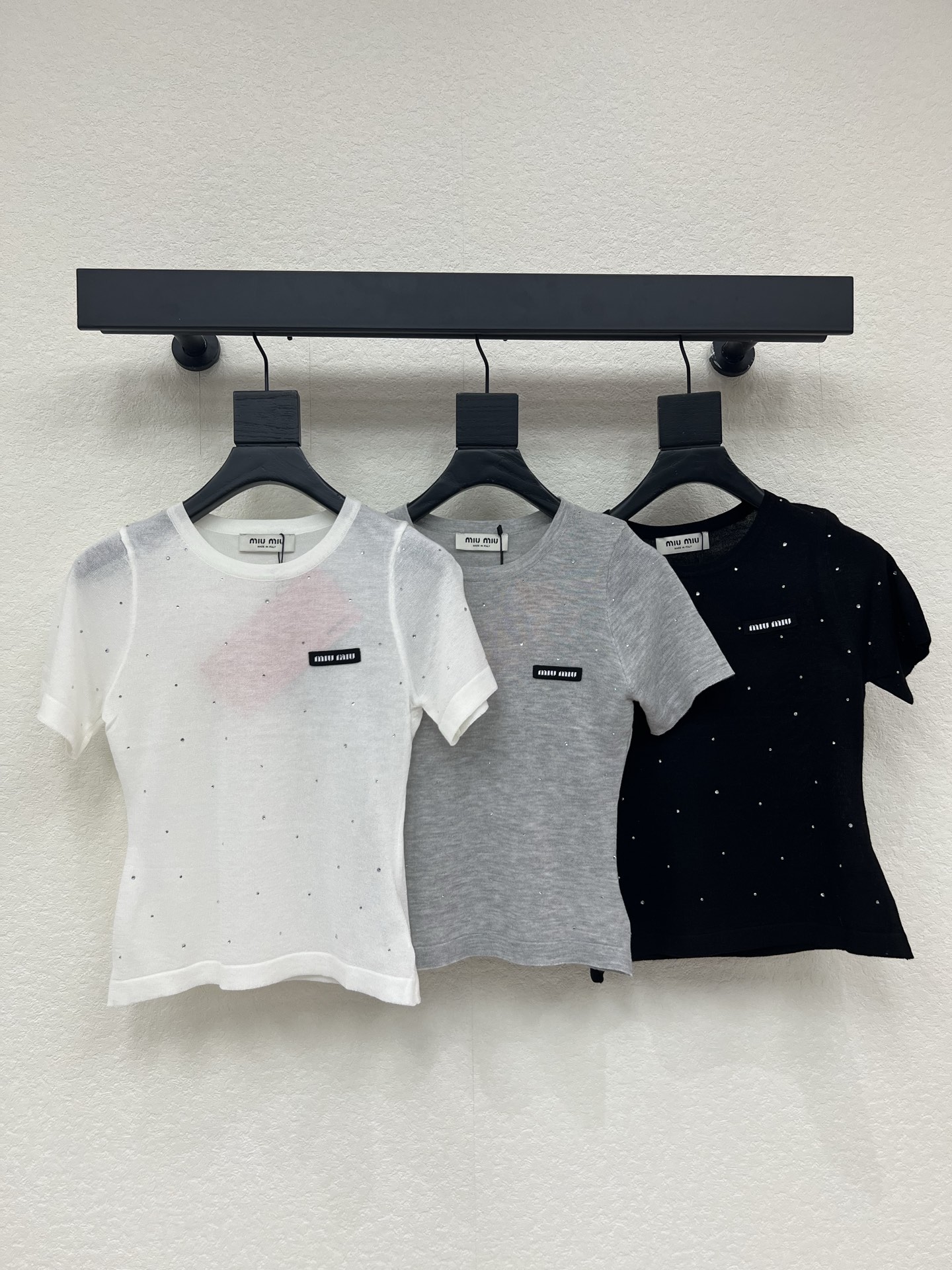 NO:802197,Miumi*26 new spring and summer beaded knitted short-sleeved round neck + slim fit short style, straight shoulder tailoring makes you slim and elegant, beaded design is retro and sweet, can be easily used for daily commuting and dating. Pair it with jeans or skirts to easily get a fashionable look! The brand is full of sophistication, and details must be paid attention to. Three colors SML, miumiu, skirts, jeans, T-shirt,19860909Miumi*26春夏新款 钉珠针织短袖 圆领+修身短款,正肩剪裁显瘦又显气质,钉珠设计复古甜美 日常通勤 约会都能轻松驾驭 搭配牛仔裤或半身裙轻松get时髦look!品牌精致感满满,细节控必入.三个色SML,,miumiu,skirts,jeans,T-shirt,,Women's clothing