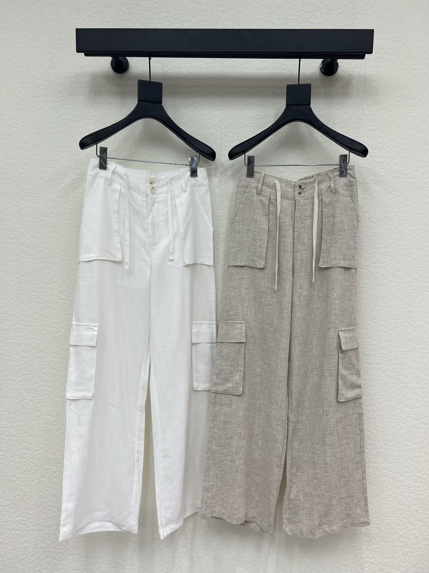 NO:806123,Original design *26 new product workwear-style pocket casual pants. This casual pants is made of high-quality linen fabric, elastic drawstring design, stiff version and personalized design. The workwear-style pocket design makes you the most unique existence. Whether it is the trend front or daily casual, it can make your matching full of innovation. Create your exclusive style and show your personality. SML,,19860909原创设计款*26新品工装式口袋休闲裤.这款休闲裤选用优质亚麻面料,松紧抽绳设计,挺括的版型与个性的设计相结合,工装式口袋设计,让你成为最独特的存在.无论是潮流前线还是日常休闲,它都能让您的搭配充满新意.打造你的专属风格,尽情展现个性.SML,,,Women's clothing