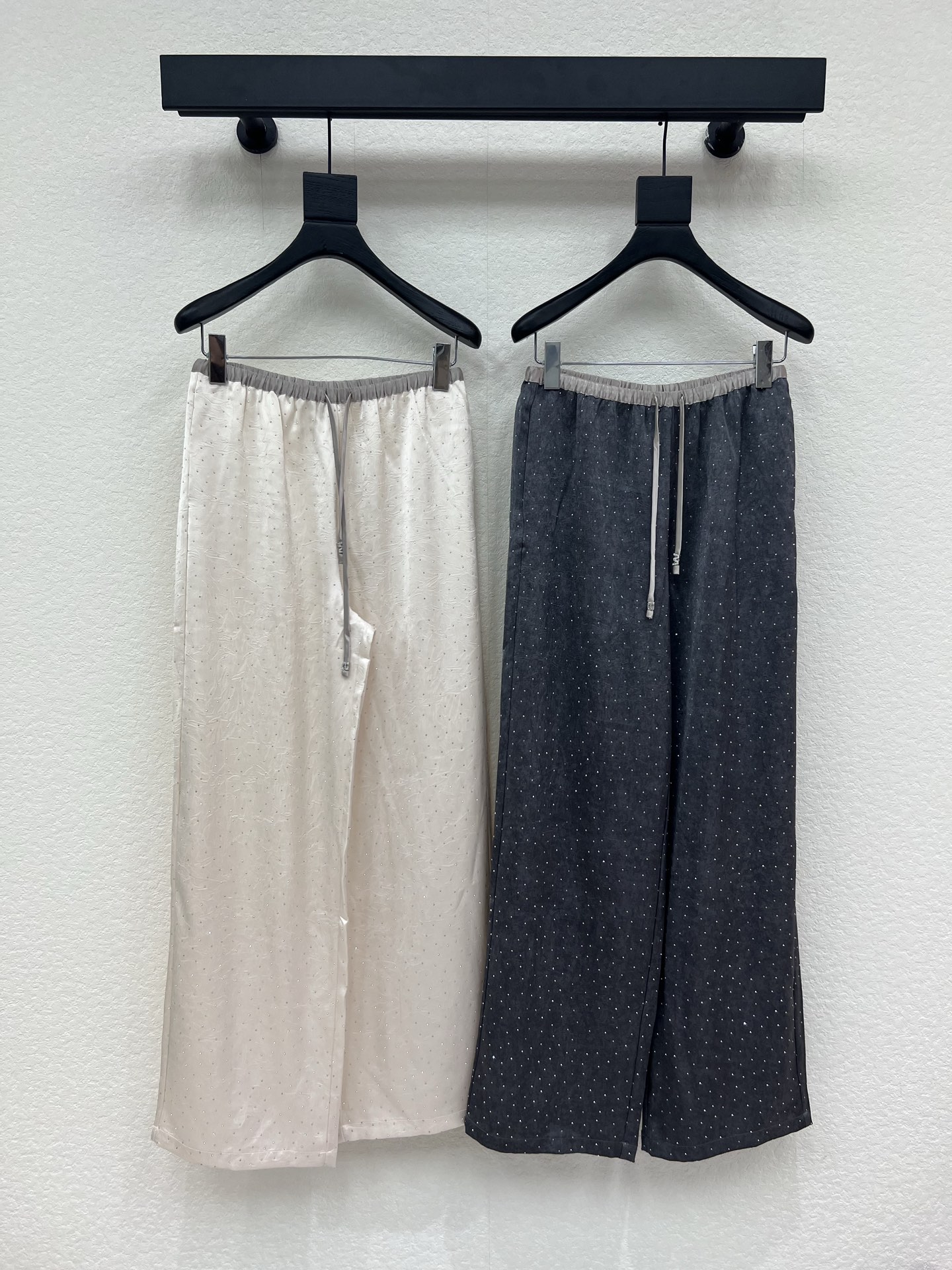 NO:806125,Original designer*26 new goddess-style casual pants. Elastic drawstring design, fresh colors, skin-friendly fabrics and personalized design, blingbling all over, making you the most unique existence. Whether it is the front line of fashion or daily leisure, it can make your matching full of innovation. Create your exclusive style and show your personality. SML,,19860909原创设计师*26新品女神同款休闲裤.松紧抽绳设计,清新的色系 亲肤的面料与个性的设计相结合,blingbling 满身烫钻工艺,让你成为最独特的存在.无论是潮流前线还是日常休闲,它都能让您的搭配充满新意.打造你的专属风格,尽情展现个性.SML,,,Women's clothing