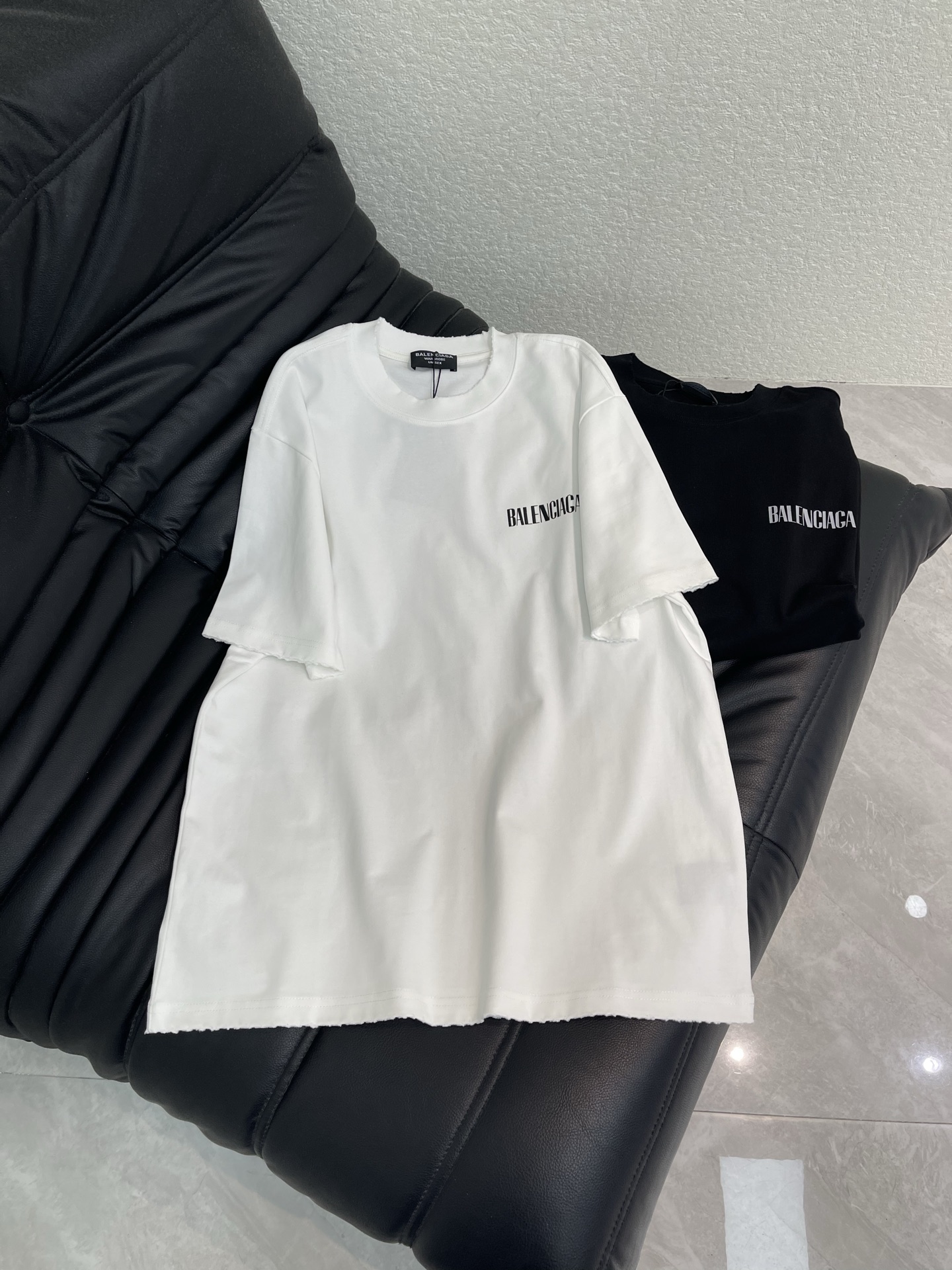 NO:804582,Balenciag*26 new printed letter short-sleeved T-shirt. Heavy-duty pure cotton short-sleeved, double yarn pure cotton fabric really knows summer! It has a tight structure but is not sweaty at all. When the wind blows, you can still feel the breathability of the fabric. The simple and fashionable style has no fancy design, only low-key letter prints are embellished on the body. The smooth and delicate printing process has an extremely high-end texture. The loose but not baggy version is friendly to all body types, and the shoulder line can just cover the body.  The frayed design of the neckline, cuffs and hem adds to the casual street feel. Same style for men and women!  S-XL,,balenciaga,T-shirt,tees,t-shirt,19860909Balenciag*26新款印花字母短袖T恤.重磅纯棉短袖,双纱纯棉面料真的太懂夏天了!结构紧密却完全不闷汗, 风一吹还能感受到布料自带的透气感,简约时尚款没有花里胡哨的设计,只有低调的字母印花点缀在衣身,平滑细腻的印花工艺质感高级到不行, 宽松但不垮的版型对各种身材都友好,肩线刚好能遮住拜拜肉, 领口,袖口和下摆的成衣磨破设计,慵懒随性的街头感直接拉满.男女同款！S-XL,,balenciaga,T-shirt,tees，t-shirt,,Women's clothing