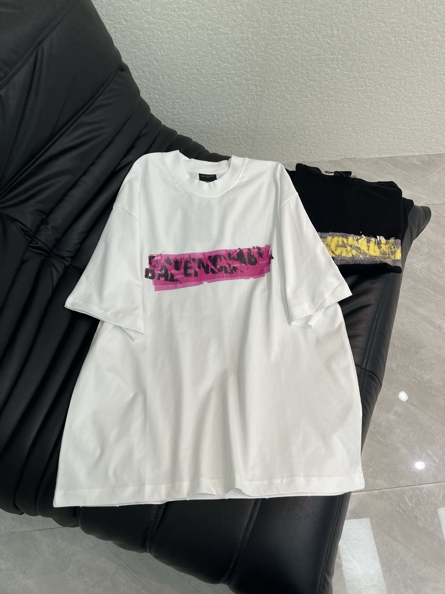 NO:804580,Balenciag*26 new graffiti tape print worn cut distressed short-sleeved T-shirt. The fabric is made of 260g Paris-specific double yarn*high weight 1:1 double yarn rib. The front panel adopts imported Kornit direct-injection machine inkjet printing technology + fluorescent tape printing process + ready-to-wear worn cut distressed technology. os dropped shoulder loose version, same style for men and women!  !  XS-L A,,balenciaga,T-shirt,tees,t-shirt,19860909Balenciag*26新款涂鸦胶带印花磨损割破旧短袖T恤 面料采用260g巴黎专用双纱*高克重1比1双纱罗纹 前幅采用进口康丽直喷机喷绘印花工艺+荧光胶带印花工艺+成衣磨损割破做旧工艺 os落肩宽松版型 男女同款！！ XS-L A,,balenciaga,T-shirt,tees，t-shirt,,Women's clothing