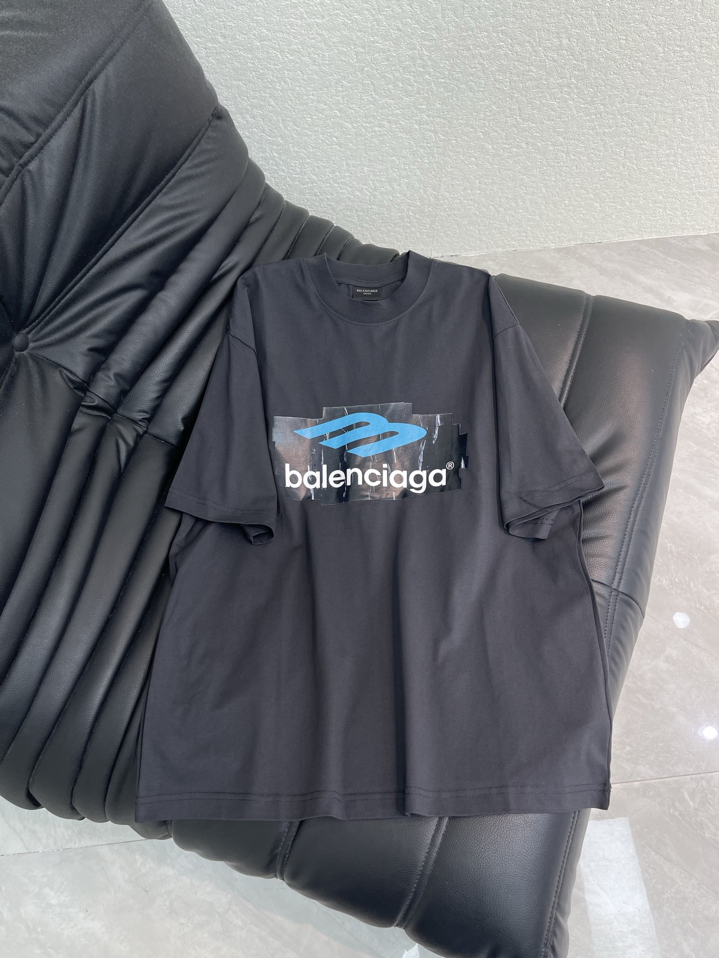 NO:804578,Balenciag*26 new black tape blue label logo letter printed short-sleeved T-shirt. The fabric is made of 260g Paris-specific double yarn*high weight 1:1 double yarn rib. The front panel adopts imported Kangli machine direct-injection printing technology. os dropped shoulders and loose version. Same style for men and women!  !  XS-L,,balenciaga,T-shirt,tees,t-shirt,19860909Balenciag*26新款黑色胶带蓝标Logo字母印花短袖T恤 面料采用260g巴黎专用双纱*高克重1比1双纱罗纹 前幅采用进口康丽机直喷印花工艺 os落肩宽松版型 男女同款！！ XS-L,,balenciaga,T-shirt,tees，t-shirt,,Women's clothing