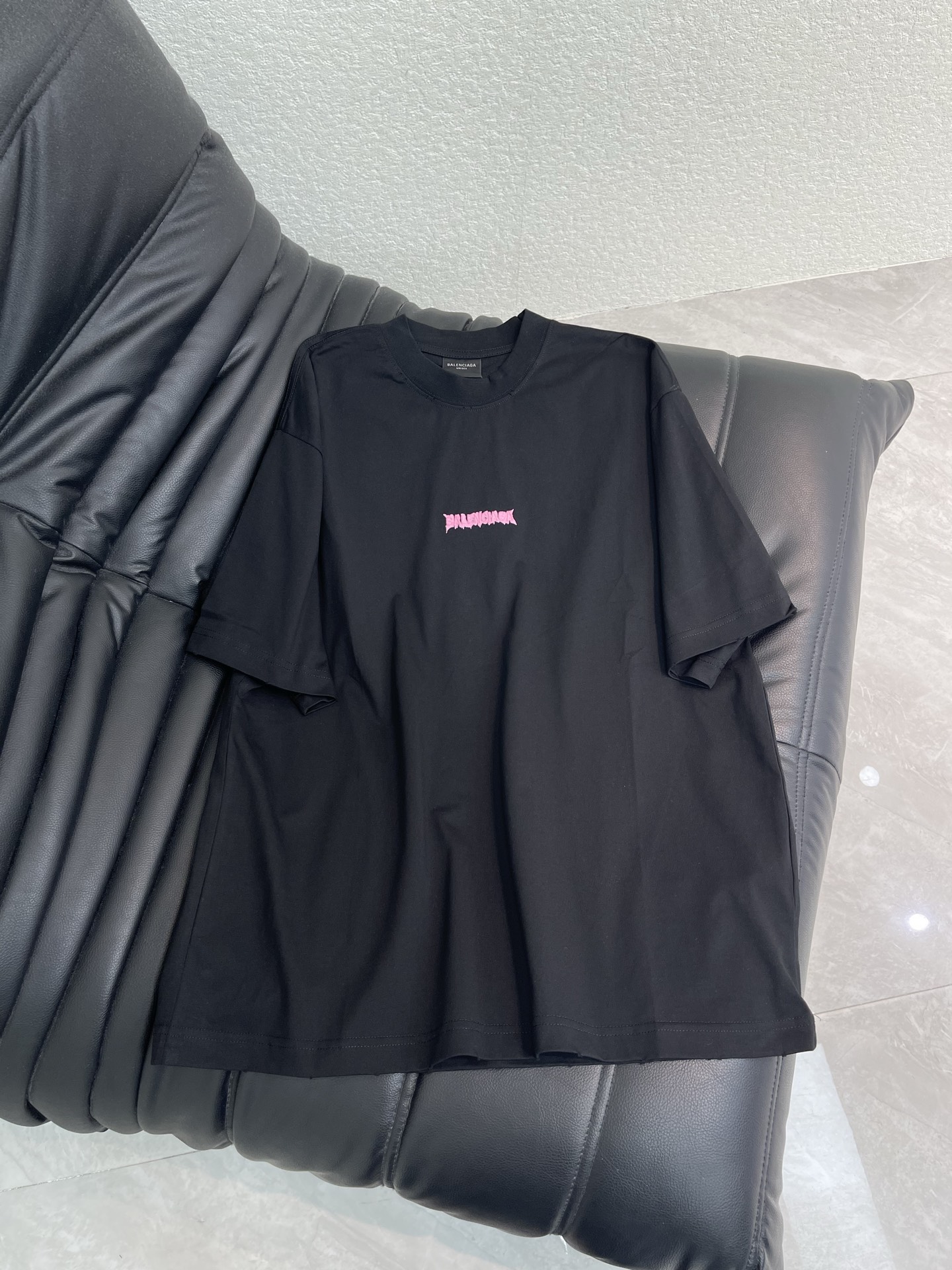NO:804576,Balenciag*26 new melted letter LOGO embroidered direct-injection frayed cut distressed short-sleeved T-shirt. The fabric is made of 260g Paris-specific double yarns*high weight 1:1 double yarn rib. Front and rear panels imported Tajima embroidery machine embroidery technology + imported Kornit machine direct-injection printing technology + ready-to-wear washed, worn, cut and distressed technology. os dropped shoulder loose version, same style for men and women!  !  XS-L,,balenciaga,T-shirt,tees,t-shirt,19860909Balenciag*26新款融化字母LOGO刺绣直喷磨损割破做旧短袖T恤 面料采用260g巴黎专用双纱*高克重1比1双纱罗纹 前后幅进口田岛绣花机刺绣工艺+进口康丽机直喷印花工艺+成衣水洗磨损割破做旧工艺 os落肩宽松版型 男女同款！！ XS-L,,balenciaga,T-shirt,tees，t-shirt,,Women's clothing