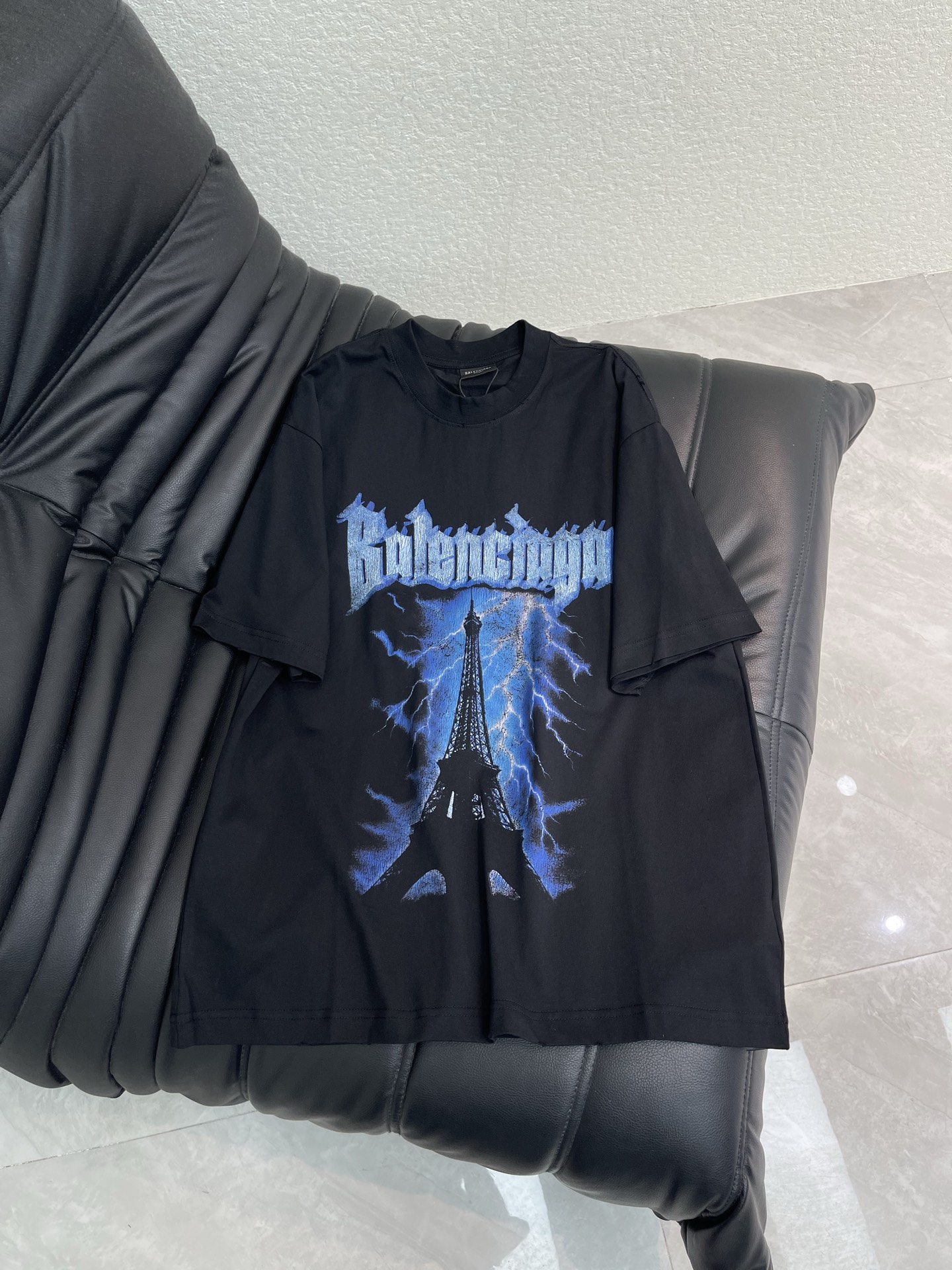NO:804573,Balenciag*26 new blue lightning tower printed worn, cut and distressed short-sleeved T-shirt. The fabric is made of 260g Paris-specific double yarn*high weight 1:1 double yarn rib. The front panel adopts imported Kornit machine direct-injection printing technology + ready-to-wear worn, cut and distressed short-sleeved T-shirt. os dropped shoulders, loose version, same style for men and women!  !  XS-L A,,balenciaga,T-shirt,tees,t-shirt,19860909Balenciag*26新款蓝色闪电铁塔印花磨损割破做旧短袖T恤 面料采用260g巴黎专用双纱*高克重1比1双纱罗纹 前幅采用进口康丽机直喷印花工艺+成衣磨损割破做旧工艺 os落肩宽松版型 男女同款！！ XS-L A,,balenciaga,T-shirt,tees，t-shirt,,Women's clothing