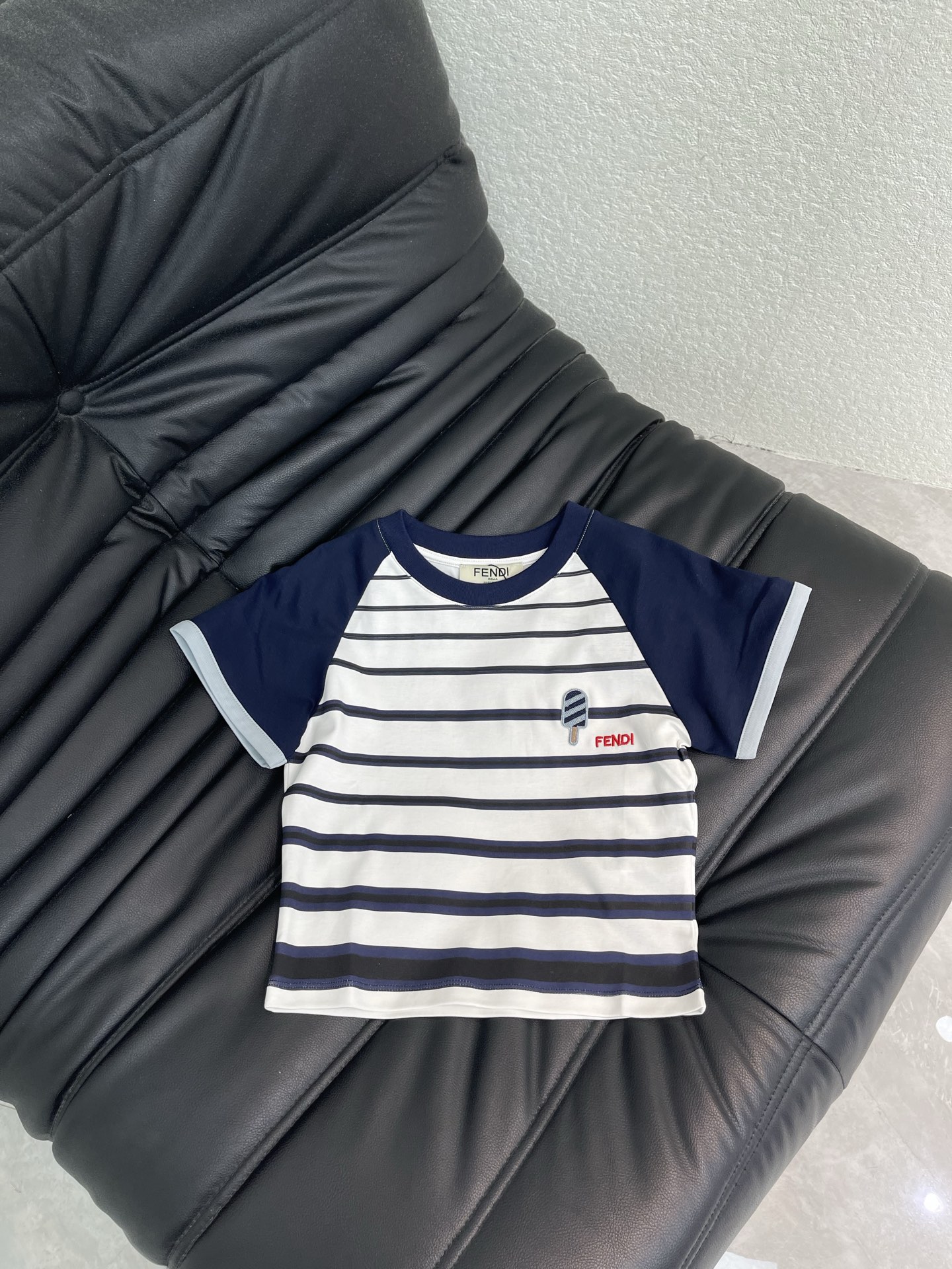 NO:804568,FEND*26 new spring and summer contrast striped raglan short-sleeved T-shirt!  Made of pure cotton, full of texture, comfortable and breathable, blue and white color + raglan sleeves, full of summer atmosphere. The ice cream pattern and lettering on the chest are very playful and have a very summer atmosphere. Regular round neck short-sleeved T-shirt cut, very fashionable when worn alone. SML,, fendi, T-shirt, tees, t-shirt,19860909FEND*26春夏新款撞色条纹插肩短袖T恤！全棉材质 质感十足 舒适透气 蓝白配色+插肩袖 夏日氛围感满满 胸前冰淇淋图案和字母字样超俏皮 超有夏日氛围感 常规圆领短袖T恤剪裁 单穿内搭出彩时髦.SML,,fendi,T-shirt,tees，t-shirt,,Women's clothing