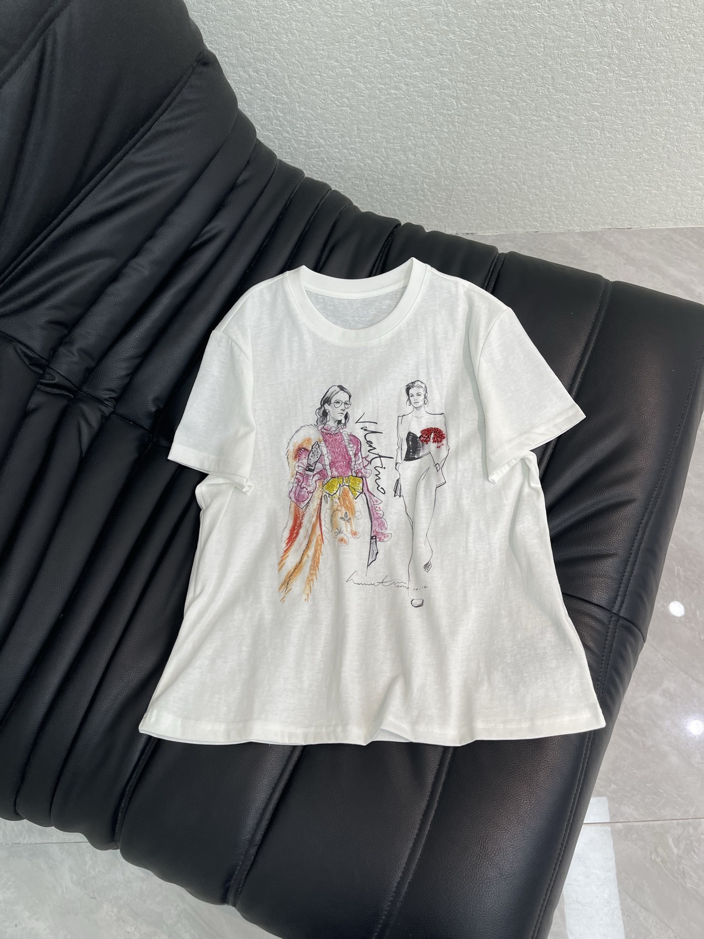 NO:804566,Chane* exquisite printed beaded short-sleeved T-shirt, high-end fabric, skin-friendly, breathable and comfortable, iconic letter pattern, low-key luxury, reducing the age of girls!  A must-have artifact for Bai Fumei!  The classic version is versatile and easy to wear. It is highly recommended to keep it for yourself!  The quality of workmanship depends on the details SML A,,chanel,T-shirt,tees,t-shirt,19860909Chane*精致印花订珠短袖T恤 高订面料 亲肤透气舒适 标志性字母图案低调奢华 减龄少女时代！白富美必备神器！ 经典版型百搭不挑人 强烈推荐自留款！ 做工品质看细节 SML A,,chanel,T-shirt,tees，t-shirt,,Women's clothing