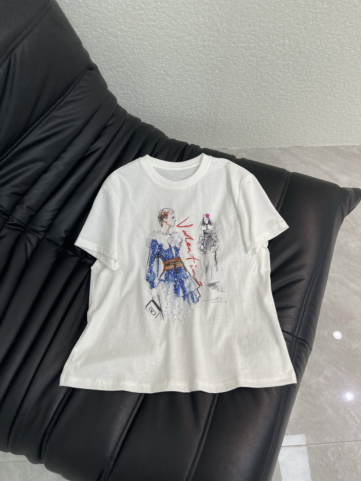 NO:804564,Chane* exquisite printed beaded short-sleeved T-shirt, high-end fabric, skin-friendly, breathable and comfortable, iconic letter pattern, low-key luxury, reducing the age of girls!  A must-have artifact for Bai Fumei!  The classic version is versatile and easy to wear. It is highly recommended to keep it for yourself!  The quality of workmanship depends on the details SML,,chanel,T-shirt,tees,t-shirt,19860909Chane*精致印花订珠短袖T恤 高订面料 亲肤透气舒适 标志性字母图案低调奢华 减龄少女时代！白富美必备神器！ 经典版型百搭不挑人 强烈推荐自留款！ 做工品质看细节 SML,,chanel,T-shirt,tees，t-shirt,,Women's clothing