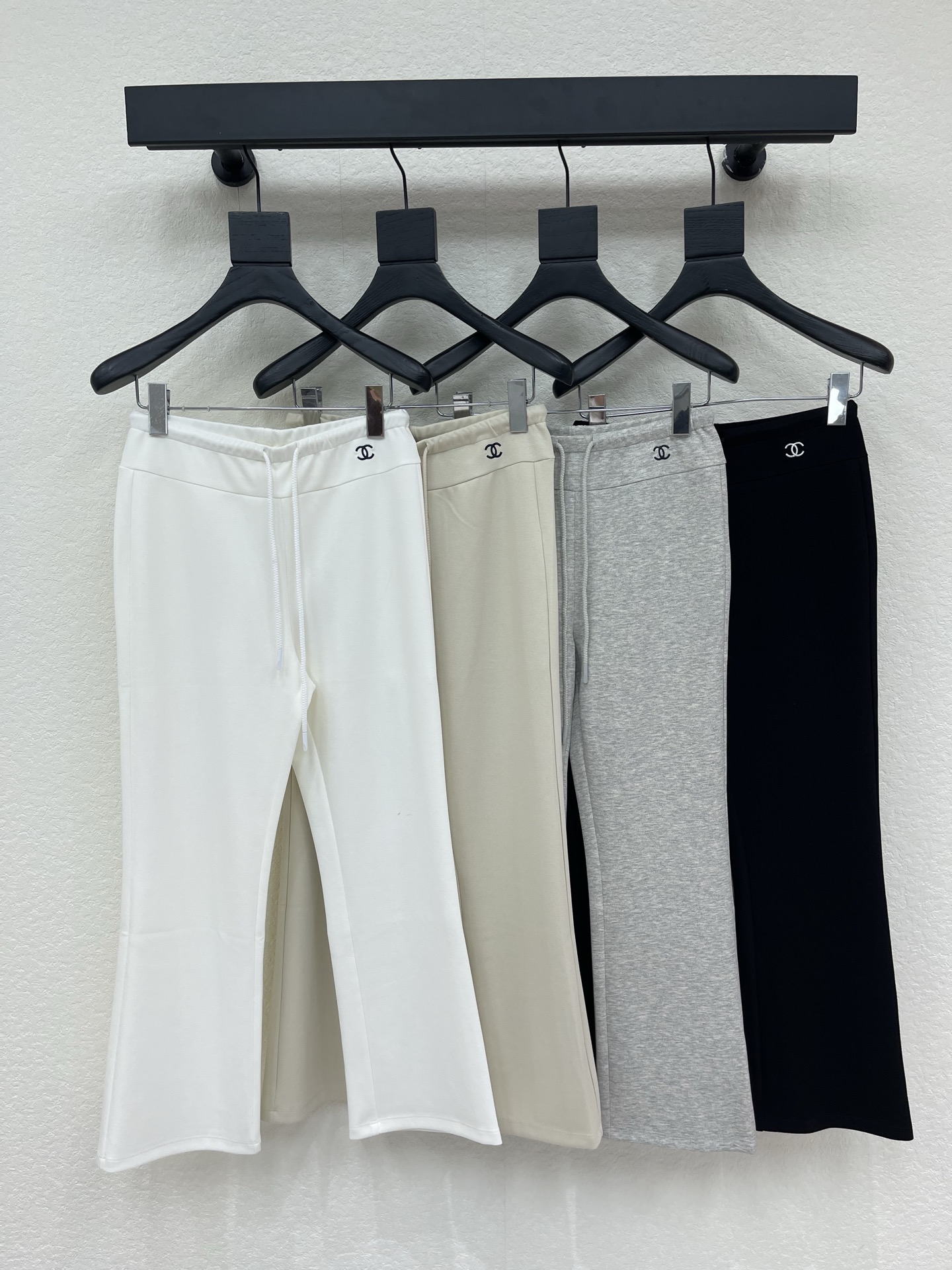 NO:806127,Chane*26 new bootcut casual pants!  Customized version, tight against the skin, minimalist French elegance, casual and fashionable!  The three-dimensional tailoring version can be either sweet or salty, and the upper body looks thinner and taller!  Highly recommended for self-retention!  Imported high-density elastic texture is awesome!  The quality of workmanship depends on the details SML AA,,chanel,19860909Chane*26新品微喇休闲裤！ 定制版型 紧身贴肤 极简主义法式优雅的气质风,休闲又时髦！ 立体剪裁版版型可甜可盐 上身显瘦又高挑！ 强烈推荐自留款！ 进口高密度 弹力质感超赞！ 做工品质看细节 SML AA,,chanel,,Women's clothing