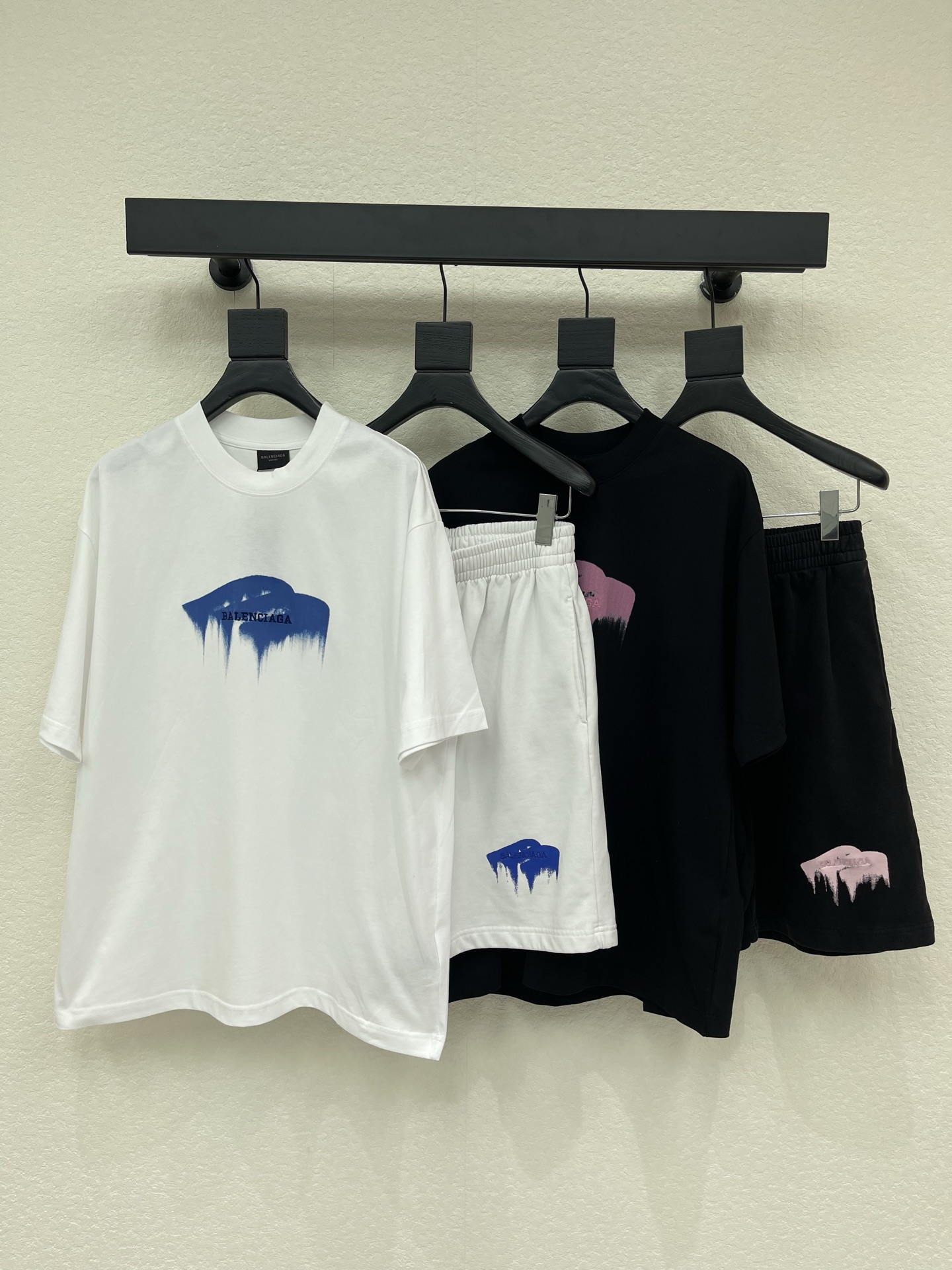 NO:804571,Balenciag*26 new dissolved letter Logo embroidered direct-injection short-sleeved T-shirt. The fabric is made of 260g Paris-specific double yarn*high weight 1:1 double yarn rib. Front panel imported Tajima embroidery machine embroidery technology + imported Kornit machine direct-injection printing technology. os dropped shoulder loose version, same style for men and women!  !  XS-L A,,balenciaga,T-shirt,tees,t-shirt,19860909Balenciag*26新款溶解字母Logo刺绣直喷短袖T恤 面料采用260g巴黎专用双纱*高克重1比1双纱罗纹 前幅进口田岛绣花机刺绣工艺+进口康丽机直喷印花工艺 os落肩宽松版型 男女同款！！ XS-L A,,balenciaga,T-shirt,tees，t-shirt,,Women's clothing