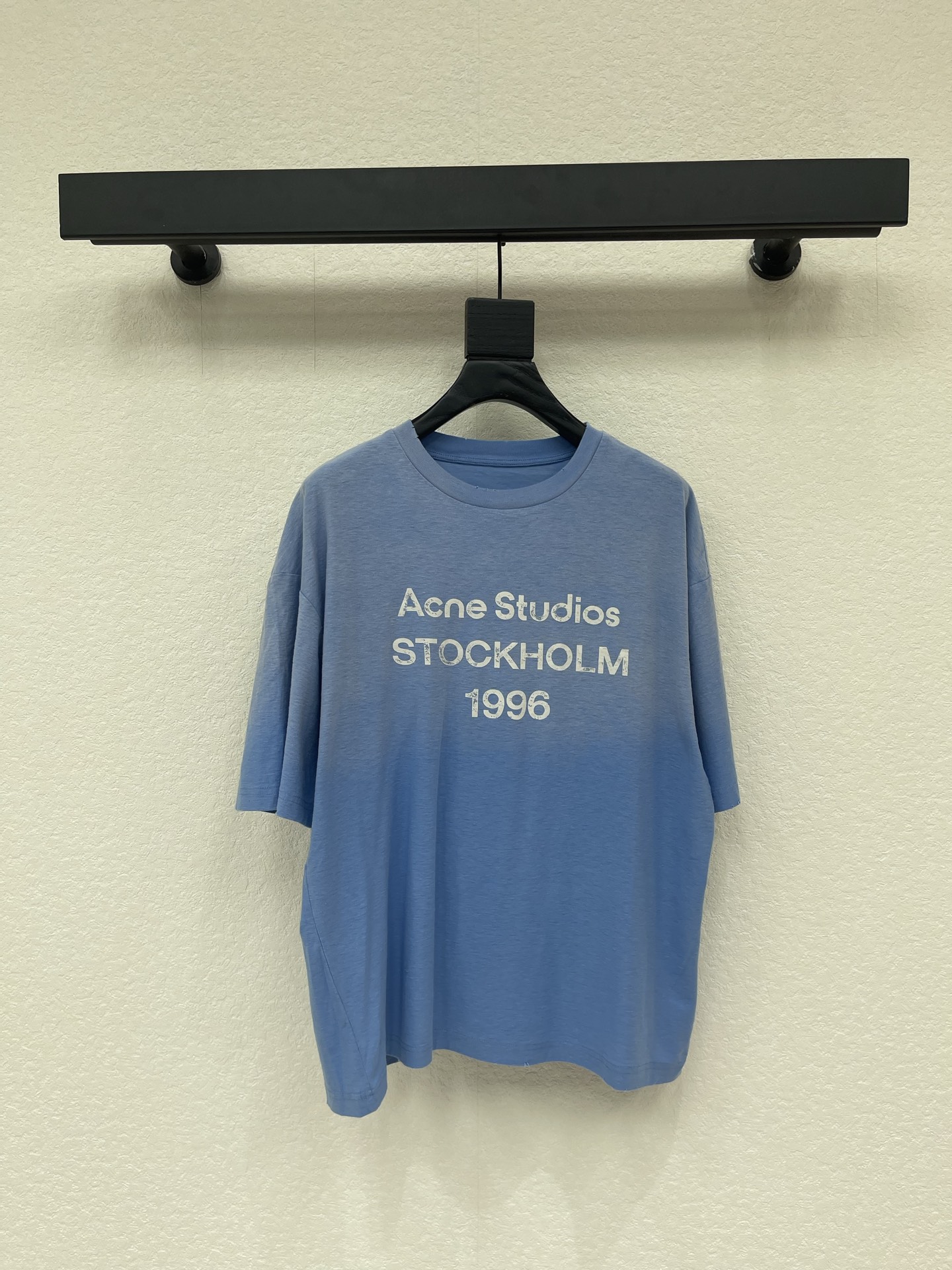 NO:804588,Acne Studios 1996 series washed blue short-sleeved T-shirt, made of pure cotton, soft and comfortable, super refreshing for summer wear, loose fit + distressed washed process, brushed collar, faded hem, full of retro feel, 'Acne Studios STOCKHOLM 1996' on the front, simple and recognizable, washed blue tone is white and healing, can be easily worn in daily casual or minimalist style, it is a must-have and versatile item for summer wardrobe!  Size SML A,,acne studios,dior,T-shirt,tees,t-shirt,19860909Acne Studios 1996系列水洗蓝短袖T恤,采用纯棉材质,柔软舒适,夏天穿超清爽,宽松版型+做旧水洗工艺,领口磨毛、衣摆褪色,复古感满满,正面“Acne Studios STOCKHOLM 1996”字样,简约又有辨识度,水洗蓝色调显白又治愈,日常休闲或极简风都能轻松驾驭,是夏季衣橱必备百搭单品！码数SML A,,acne studios,dior,T-shirt,tees，t-shirt,,Women's clothing