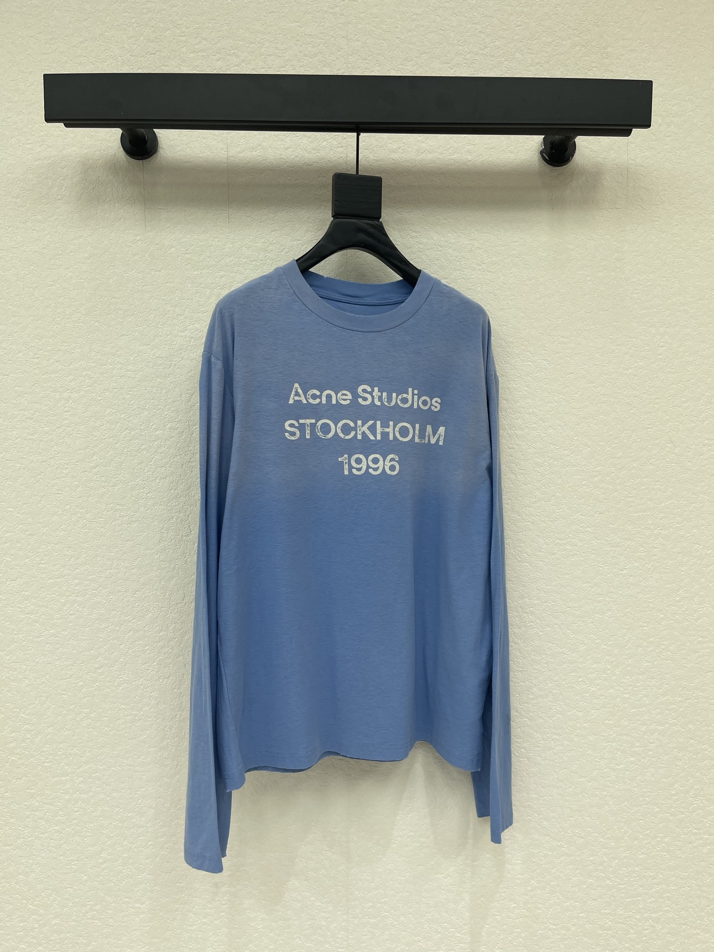 NO:804586,The Acne Studios 1996 series washed blue long-sleeved T-shirt is made of pure cotton with aged washed craftsmanship. It has a full retro feel and the words 'Acne Studios STOCKHOLM 1996' on the front. It is simple and recognizable. It has a loose fit, slightly holes in the cuffs and hem, and a lazy and casual style. It is OK to wear alone or layered in spring and summer. The washed blue tone is refreshing and white, and can be easily used in daily casual and street style. It is one of the brand's classic popular items!  Size SML A,,acne studios,dior,tees,t-shirt,19860909Acne Studios 1996系列水洗蓝长袖T恤,采用纯棉材质,做旧水洗工艺,复古感满满,正面“Acne Studios STOCKHOLM 1996”字样,简约又有辨识度,宽松版型,袖口和下摆微破洞,慵懒随性风格,春夏单穿或叠搭都很OK,水洗蓝色调清爽显白,日常休闲、街头风都能轻松驾驭,是品牌经典热门单品之一！码数SML A,,acne studios,dior,tees，t-shirt,,Women's clothing