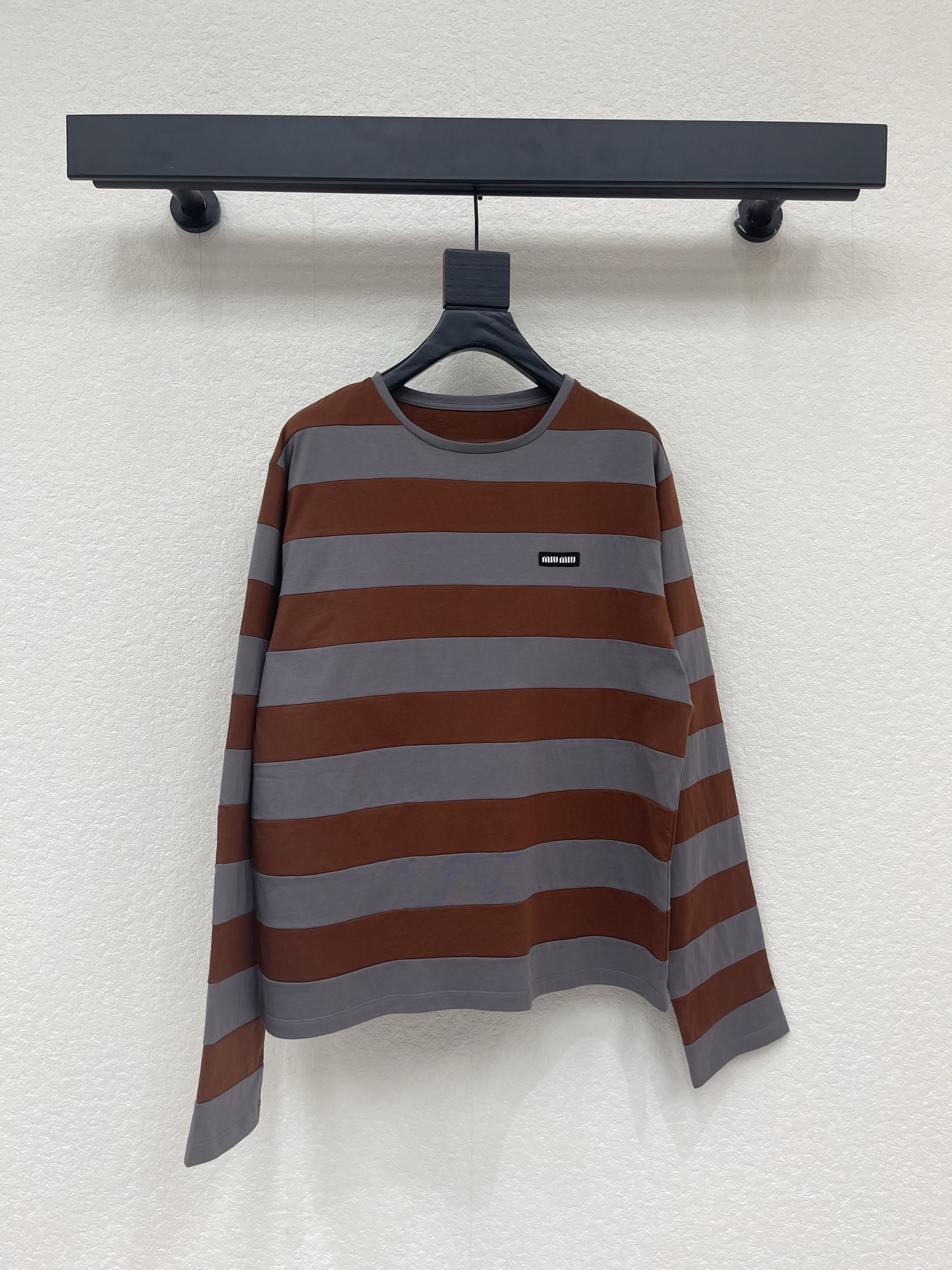 NO:804554,Miumi*26 new summer orange-gray striped long-sleeved T-shirt is made of high-count and high-density plain fabric, which is soft, skin-friendly and breathable, making it super comfortable to wear in spring and autumn!  The contrasting stripe design is retro and casual, and the small label on the chest is embellished with details. The loose fit is suitable for a variety of body types. It is OK to wear alone or layered with it. It can easily create a lazy and casual style ~ The fabric is durable and not easy to deform, so it can be easily used for daily commuting and leisure occasions!  SML,,miumiu,tees,t-shirt,19860909Miumi*26夏季新品橙灰条纹长袖T恤,采用高支高密平纹面料,柔软亲肤又透气,春秋穿超舒服！撞色条纹设计复古随性,胸前小标签点缀细节感满满.宽松版型,包容多种身材,单穿或内搭都很OK,轻松打造慵懒休闲风～面料耐穿不易变形,日常通勤、休闲场合都能轻松驾驭！SML,,miumiu,tees，t-shirt,,Women's clothing