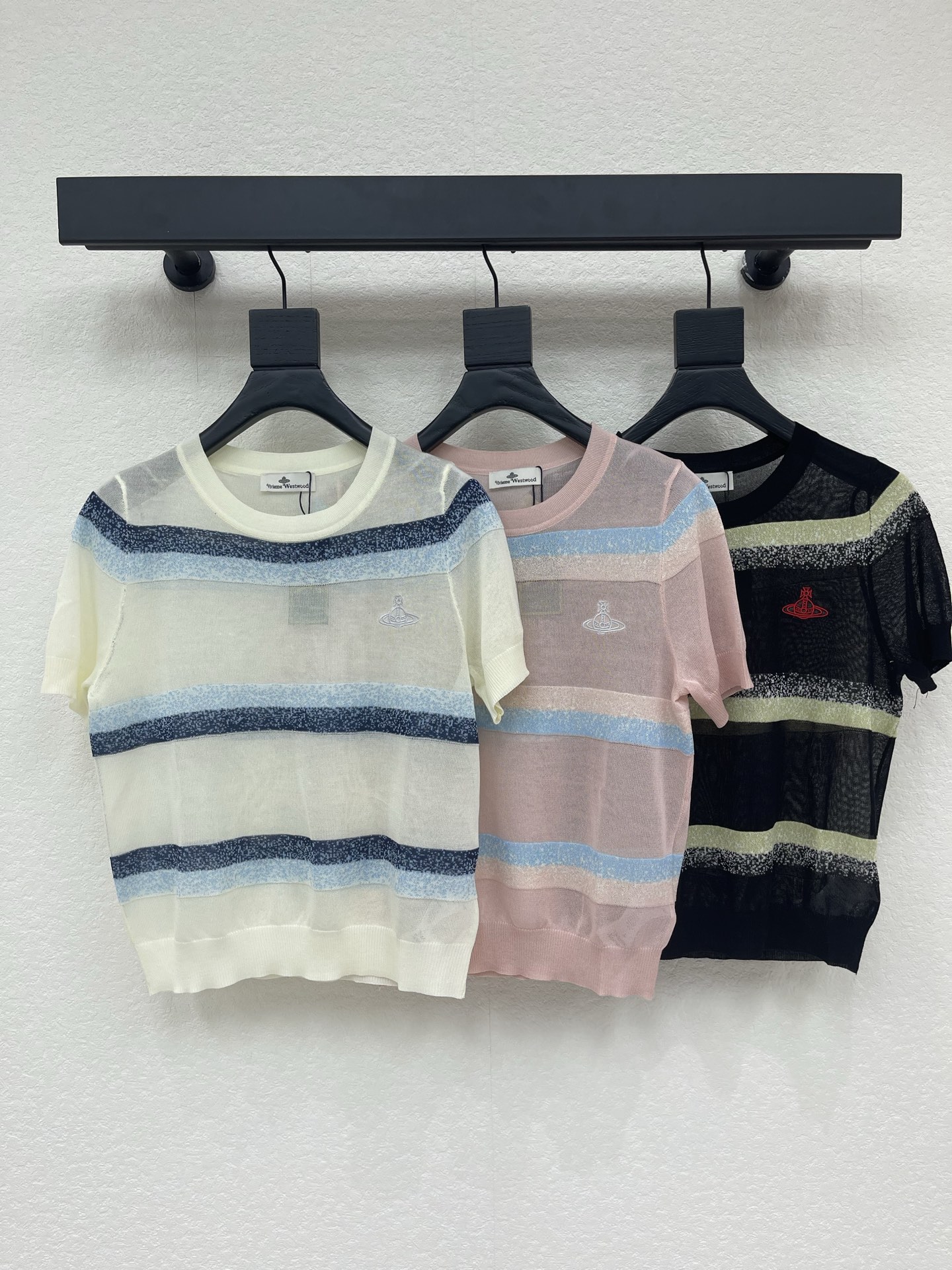 NO:804584,VivieneWestwoo*Western Queen Mother’s 26 spring and summer new style Saturn striped knitted short sleeves!  Customized silk wool yarn weaving, high-end and comfortable texture, knitted short-sleeved cut, Saturn pattern on the chest, highlighting the brand personality and highlighting the high-end look. Threaded hemming on the leader's mouth. Elastic elasticity makes it more refined. The outfit shows a relaxed and tonal style. Light luxury and fashionable temperament. Can be worn alone or layered. The first choice for fashionable wear in all seasons!  SML A,,T-shirt,19860909VivieneWestwoo*西太后26春夏新款土星条纹针织短袖！定制丝毛纱线织造 质感高级舒适 针织短袖剪裁 胸前土星图案 彰显品牌个性 凸显穿搭高级感 领袖口螺纹包边 弹性松紧更显精致 穿搭尽显松弛调性 轻奢时髦气质 单穿叠穿均可 四季时尚穿搭首选！SML A,,T-shirt,,Women's clothing