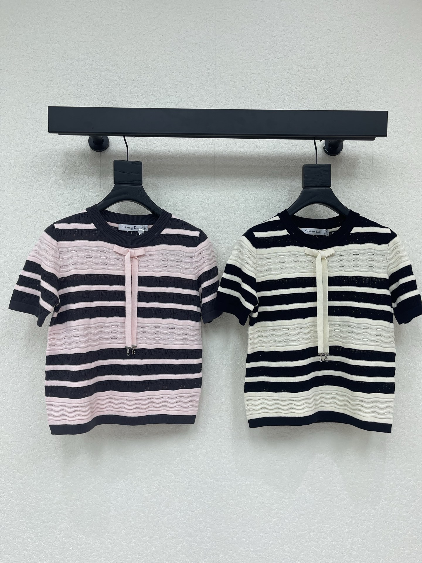 NO:804581,Dio*26 new spring and summer three-dimensional wavy striped knitted short sleeves!  Customized wool yarn weaving, high-end texture, comfortable and soft, round neck knitted short-sleeved cut, bow CD letter hanging on the front, exquisite and stylish, low saturated color to make the outfit elegant or artistic, versatile style, regular shoulder fit, tolerant of body shape, fashionable and casual!  SML A,,dior,T-shirt,19860909Dio*26春夏新款立体波浪条纹针织短袖！定制羊毛纱线织造 质感高级 舒适柔软 圆领针织短袖剪裁 前襟蝴蝶结CD字母垂坠 精致有格调 低饱和色调 让穿搭可优雅可文艺 风格百搭 正肩常规版型 包容身形穿搭时髦休闲！SML A,,dior,T-shirt,,Women's clothing