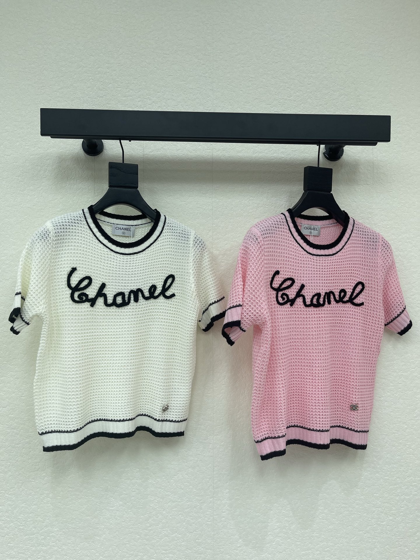 NO:804579,CHANE*26 new spring and summer round neck letter knitted short sleeves!  Weaved with custom-made cotton yarn, soft and waxy to the touch, comfortable to wear, round neck and short sleeves, all-over contrasting edging adds vitality, enriches the design layer, and doubles the youthful and beautiful atmosphere. Contrast color crochet work is used on the chest to outline the brand's floral letter logo, which is full of fashionable style. The outfit shows a relaxed fashion style. It looks stylish when worn alone!  SML A,,chanel,T-shirt,19860909CHANE*26春夏新款圆领字母针织短袖！定制棉毛纱线织造 手感软糯 穿搭舒适 圆领短袖裁剪 通体撞色包边增添活力 丰富设计层次 让青春美高气息倍增 胸前以撞色钩针工艺 勾勒出品牌花体字母徽标 充满时髦风格 穿搭彰显松弛时尚格调 单穿内搭都出彩时髦！SML A,,chanel,T-shirt,,Women's clothing