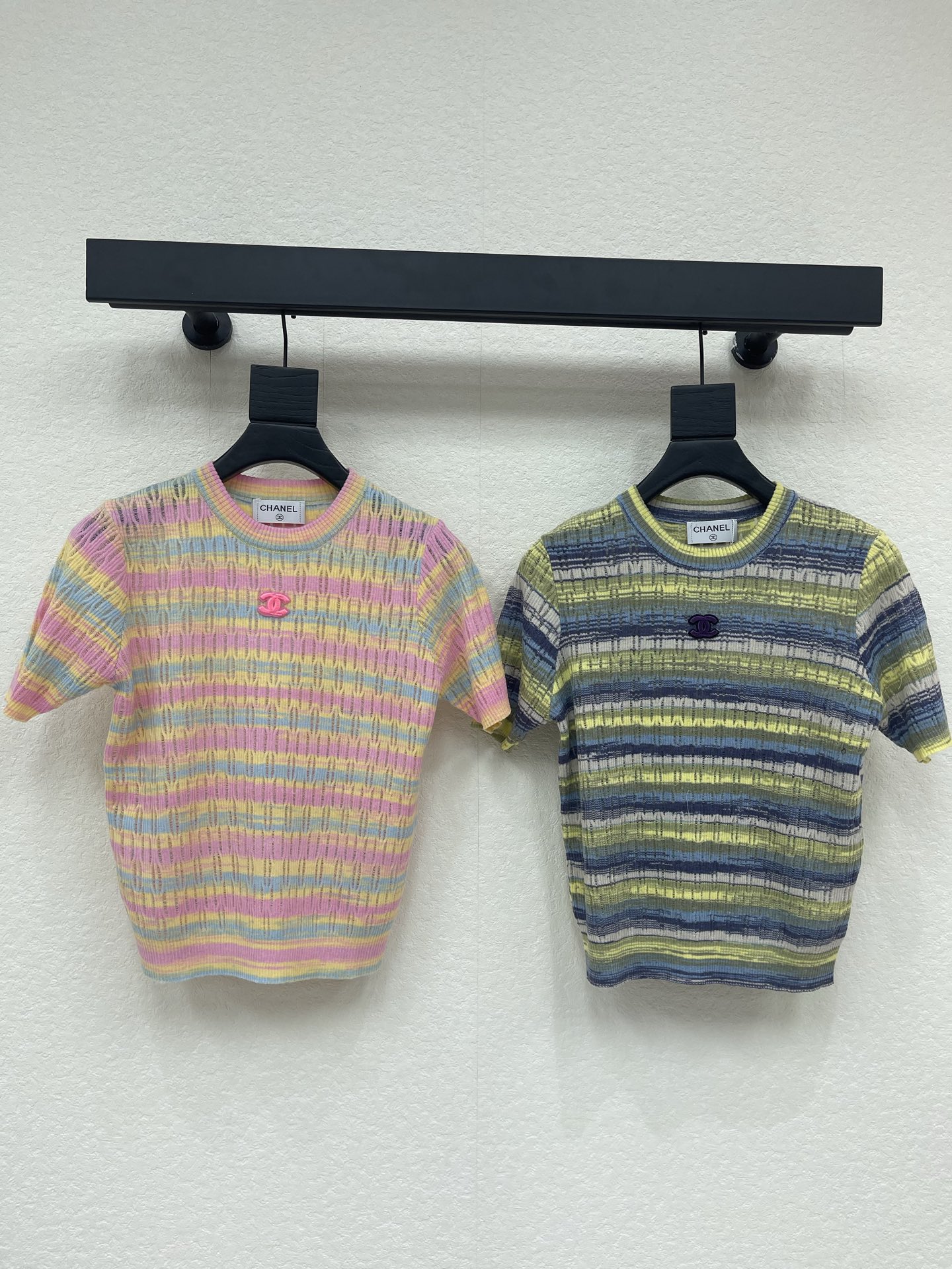 NO:804577,CHANE*26 new spring and summer hollow gradient striped knitted short sleeves!  Customized imported silk wool knitted material, high-end and comfortable texture, round neck knitted short-sleeved cut, bright color stripes and vertical grooves interwoven throughout the body, combined with the double C three-dimensional logo pattern on the chest, to show more exquisite temperament and highlight the high-end look. The elastic elasticity makes the outfit more refined. The outfit is slim and shows a relaxed tone. Light luxury and fashionable temperament. It can be worn alone or layered. It is the first choice for fashionable wear in all seasons!  SML,,chanel,T-shirt,19860909CHANE*26春夏新款镂空渐变条纹针织短袖！定制进口丝毛针织材质 质感高级舒适 圆领针织短袖剪裁 通体明亮色系条纹竖坑条肌理交织 配合胸前双C立体徽标图案 更能彰显精致气质 凸显穿搭高级感 弹性松紧更显精致 穿搭显瘦 尽显松弛调性 轻奢时髦气质 单穿叠穿均可 四季时尚穿搭首选！SML,,chanel,T-shirt,,Women's clothing