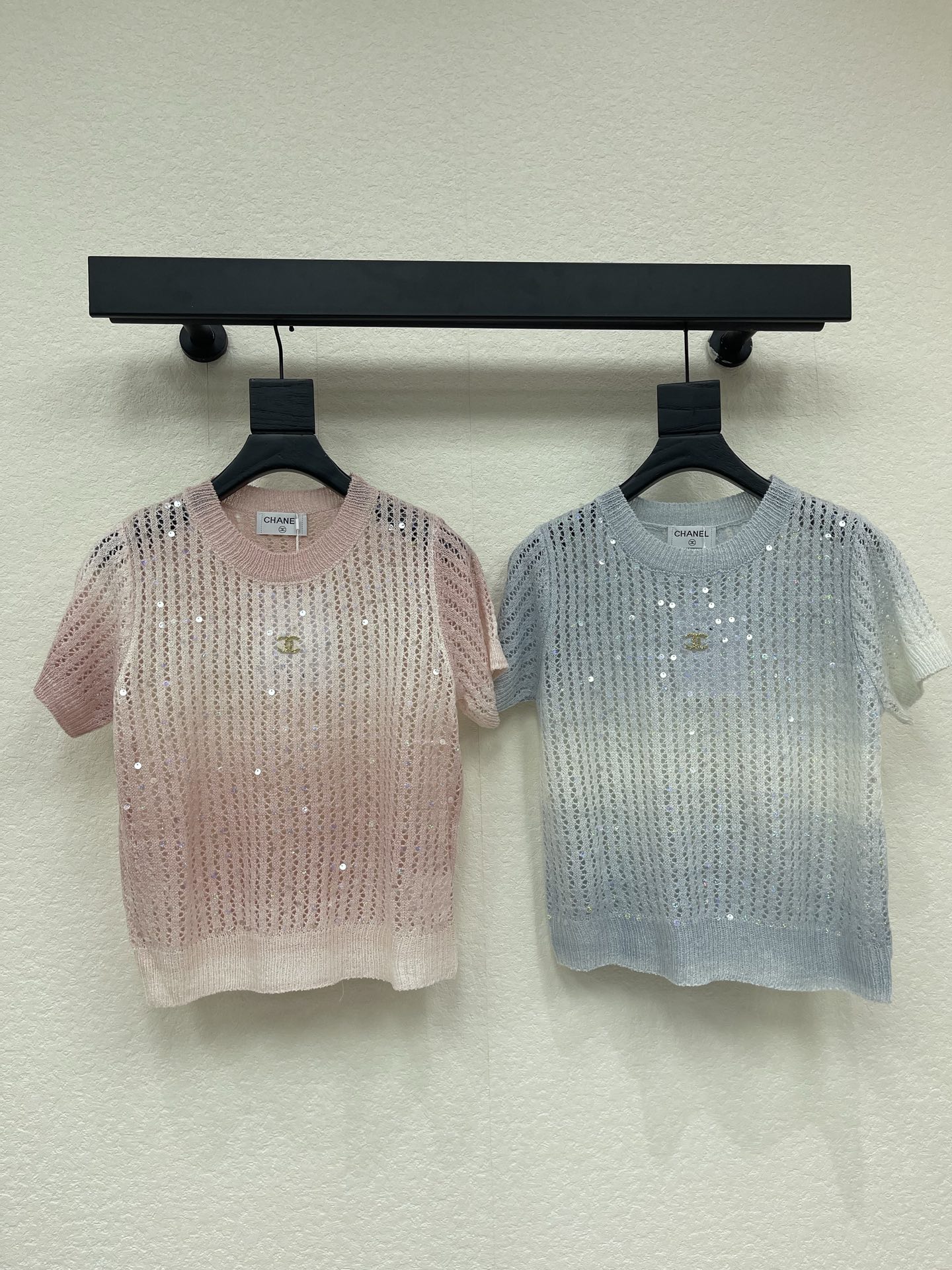 NO:806144,CHANE*26 new spring and summer gradient color hollow sequin knitted short sleeves!  Made of custom wool blended yarn material, delicate and comfortable. Round neck knitted short-sleeved cut. The whole body is decorated with vertical pit strips, hollow gradient beads, and the front placket. Iconic hardware with diamond double C design highlights the brand personality. Short version, easy to control for daily commuting!  SML A,,chanel,T-shirt,19860909CHANE*26春夏新款渐变色镂空珠片针织短袖！定制羊毛混纺纱线材质织造 细腻舒适 圆领针织短袖剪裁 整体饰以竖坑条镂空渐变珠片点缀前襟标志性五金镶钻双C设计 彰显品牌个性 短款版型 日常通勤轻松驾驭！SML A,,chanel,T-shirt,,Women's clothing
