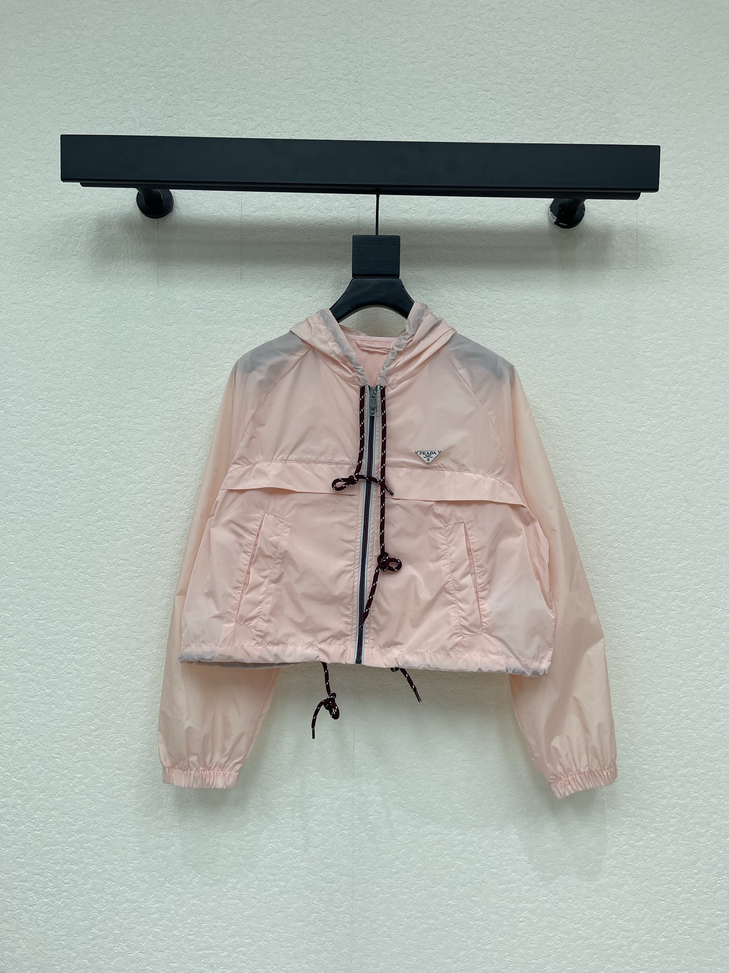 NO:806131,Prad*26 new spring and summer hooded thin sun protection jacket. It is light and breathable. It is super comfortable to wear in spring and summer! The burgundy drawstring design is super recognizable. The zipper + hood is practical and fashionable. The short version makes you taller and slimmer~ It can be easily used for daily street trips, commuting and outdoors. It is a must-have and versatile item for the spring and summer wardrobe! SML,,prada,jackets & coats,hats,19860909Prad*26春夏新款连帽薄款防晒外套 轻薄透气 春夏穿超舒服!酒红抽绳设计超有辨识度 拉链+连帽实用又时髦短款版型显高显瘦~日常出街 通勤 户外都能轻松驾驭是春夏衣橱必备百搭单品! SML,,prada,jackets & coats,hats,,Women's clothing