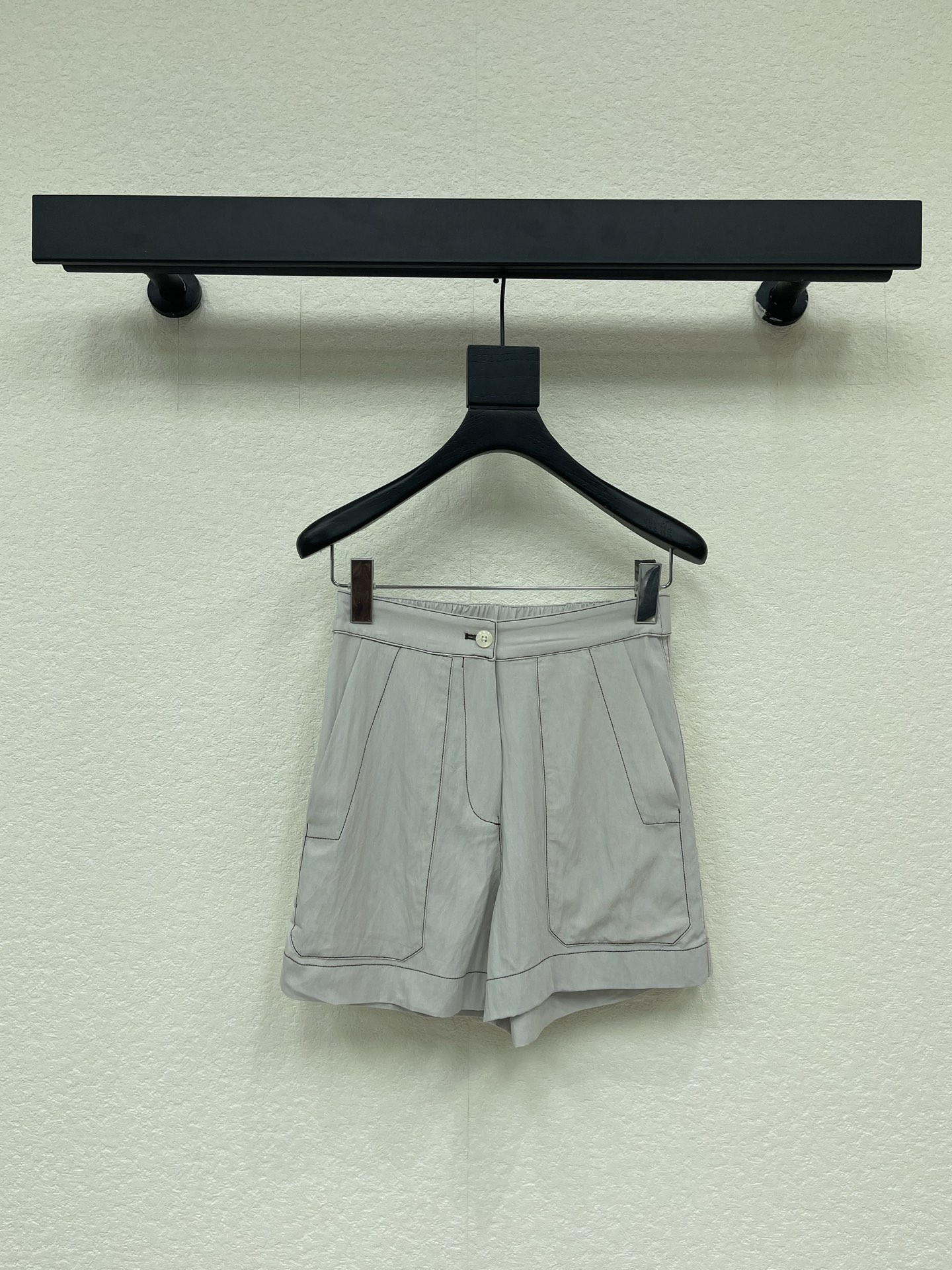 NO:806541,Prad*26 new simple loose elastic waist shorts, made of breathable and wear-resistant fabrics, super comfortable to wear in summer, the loose version modifies the waistline and enhances the sense of style. The light beige white color is versatile, it can be paired with T-shirts or shirts, and you can easily get the casual fashion style with full sense of details. It can be easily managed in daily commuting and casual occasions, comfortable and fashionable, SML,, prada, shorts, shirts, tees, t-shirt,19860909Prad*26新款简约宽松松紧腰短裤,采用透气耐磨面料,夏天穿超舒服,宽松版型修饰腰线又提升造型感.浅米白色百搭,随便配T恤,衬衫都OK,轻松get休闲时尚风细节感满满,日常通勤,休闲场合都能轻松驾驭,舒适又时髦,SML,,prada,shorts,shirts,tees，t-shirt,,Women's clothing