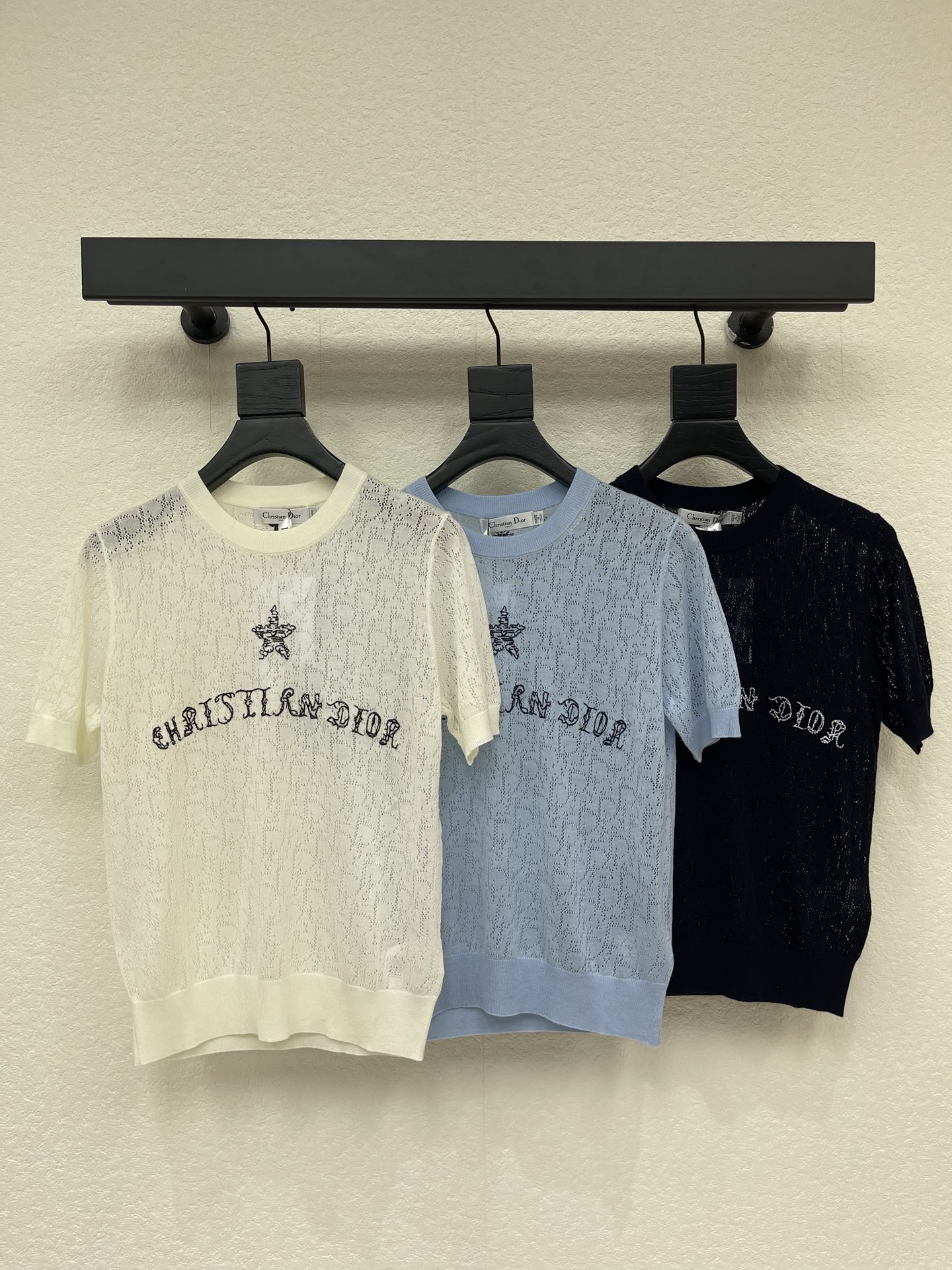 NO:806141,Dio*26 new spring and summer hollow logo knitted short sleeves!  Customized imported cotton thread weaving, full of texture. Exquisite round neck short-sleeved version. The collar, cuffs and hem are tightened with threads. Perfect details. The basic style is matched with the large body and slightly transparent letter hollow texture. It is fresh and light. The iconic letter logo is embellished on the chest. It makes the retro college style strong, reduces age and relaxes, and can be used casually in daily life!  SML,,dior,T-shirt,19860909Dio*26春夏新款镂空徽标针织短袖！定制进口棉线织造 质感十足 精致圆领短袖版型 领口袖口和下摆以螺纹收紧包边 细节满分 基础款式配合大身微透字母镂空纹理 清新轻盈 标志性字母徽标点缀于前胸 让复古学院风格强烈 减龄松弛 日常随意驾驭！SML,,dior,T-shirt,,Women's clothing