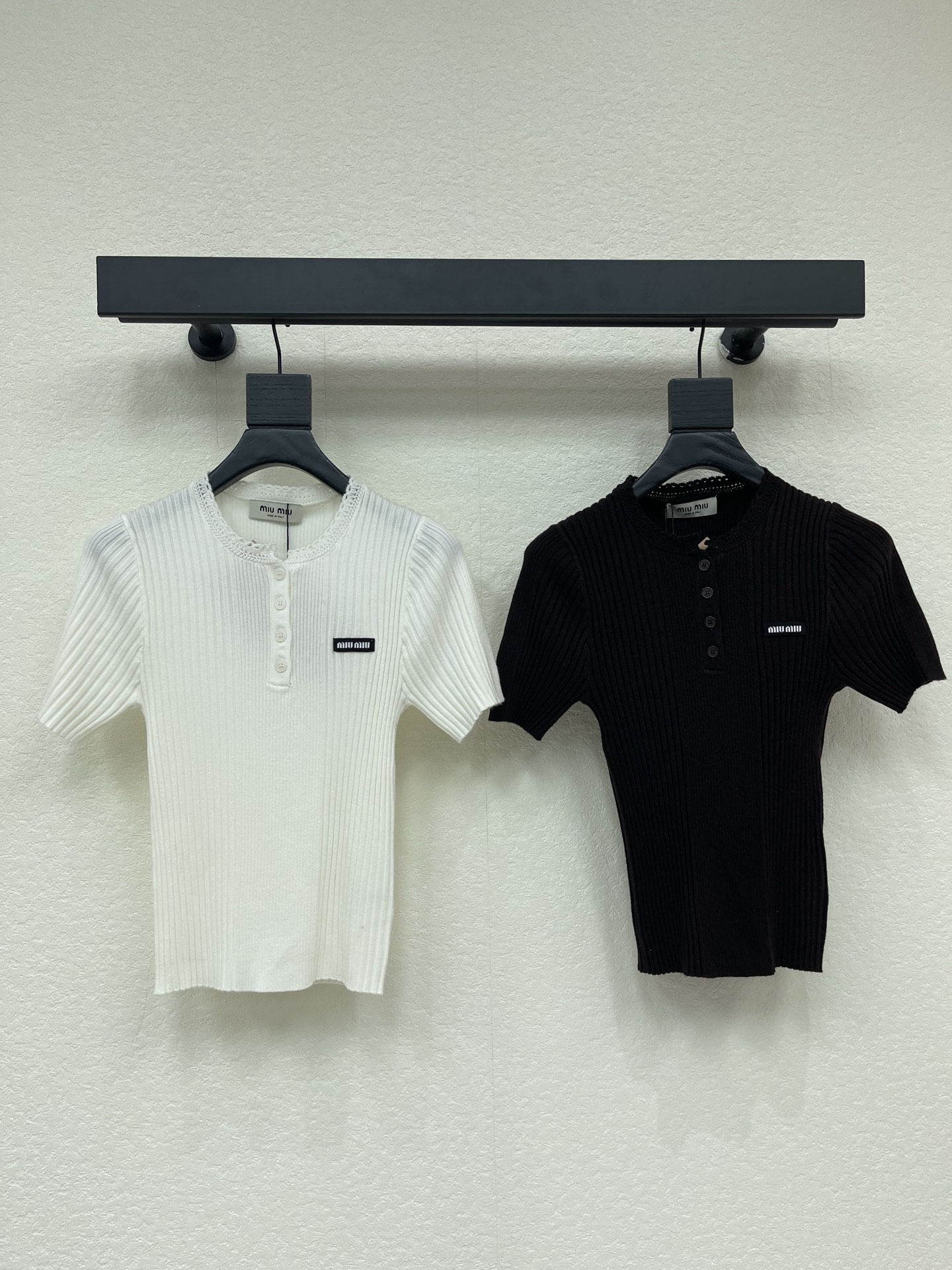 NO:806139,Miumi*26 new spring and summer style knitted short-sleeve with logo lettering, using vertical stripes design, soft knitted fabric, comfortable and close-fitting to wear. Simple and versatile, easy to match with various bottoms. The brand logo on the chest is very recognizable, half-platform button design, full of details, easy to put on and take off~ It can be easily controlled for daily commuting and leisure, fashionable and practical!  SML,,miumiu,T-shirt,19860909Miumi*26春夏新款徽标字母针织短袖,采用竖条纹设计,柔软针织面料,穿着舒适又贴身.简约百搭,轻松搭配各种下装.胸前品牌标识超有辨识度,半开襟纽扣设计,细节满分,穿脱也很方便～日常通勤、休闲都能轻松驾驭,时尚又实用！SML,,miumiu,T-shirt,,Women's clothing