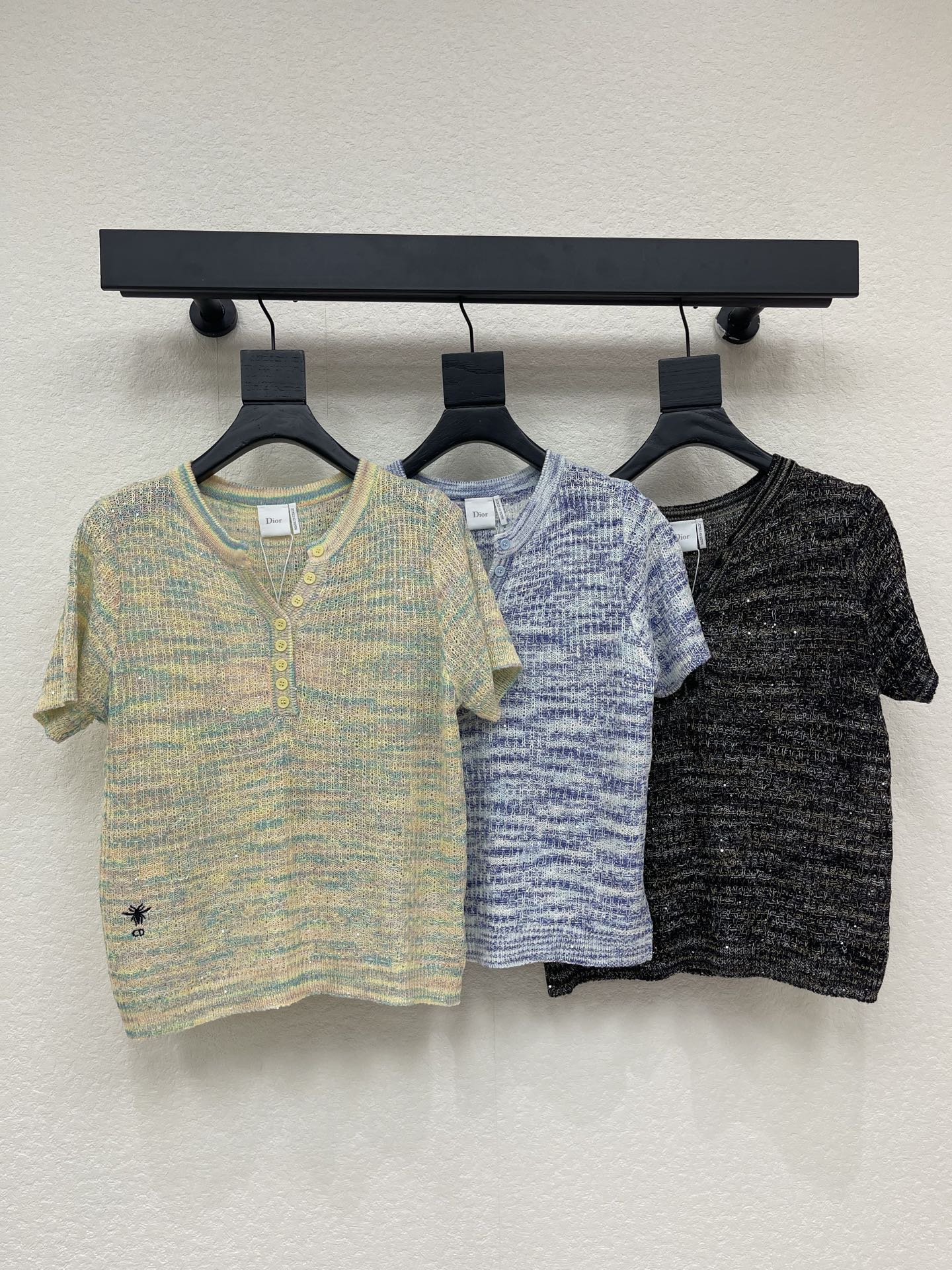 NO:806136,Dio*26 new spring and summer gradient dyed knitted V-neck short sleeves!  Customized imported silk wool knitted material, high-quality texture, comfortable and skin-friendly, V-neck knitted short-sleeved cut, half-button adjustment, appropriate skin exposure, all-over gradient dyeing, sweet and fresh, embroidered letter logo on the waist, instantly enhances the brand style, and the regular version is versatile and slimming!  SML,,dior,T-shirt,19860909Dio*26春夏新款渐变晕染针织V领短袖！定制进口丝毛针织材质 质感高级 舒适亲肤 V领针织短袖剪裁 半开襟纽扣调节 恰当露肤 通体渐变晕染 甜美清新 腰侧刺绣字母徽标 品牌格调瞬间提升 常规版型百搭显瘦！SML,,dior,T-shirt,,Women's clothing