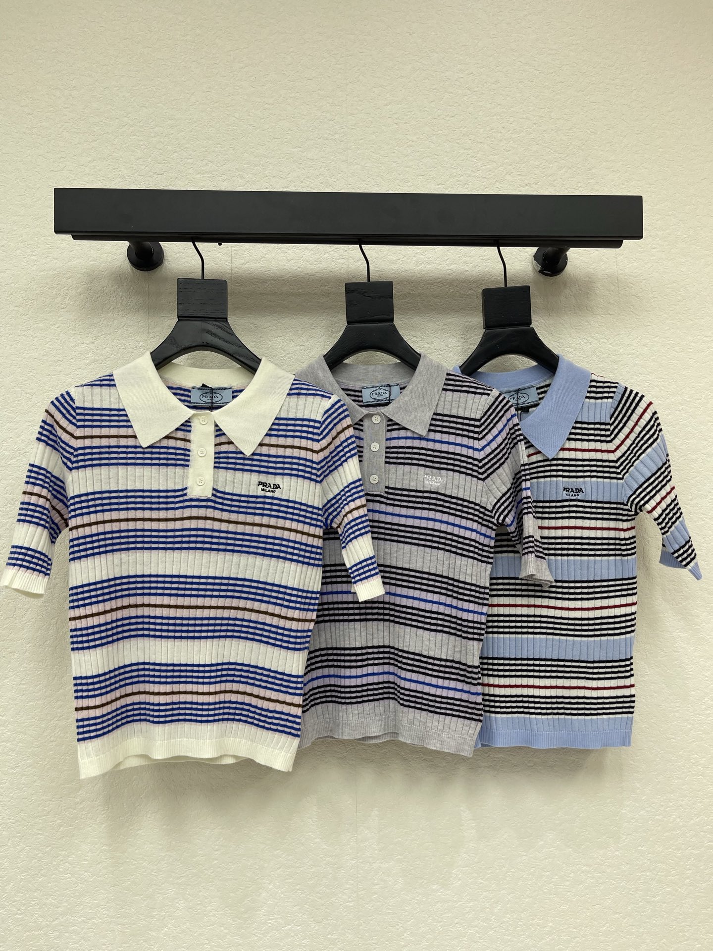 NO:806132,Prad*26 spring and summer new style retro contrasting striped lapel knitted short sleeves!  Weaved with custom imported yarn material, high-grade texture, delicate and soft, skin-friendly, knitted short-sleeved lapels, clear vertical grooves throughout the body, iconic letter embroidery design on one side of the chest, highlighting the high-end look, elasticity and elasticity, making the look slimmer, showing a relaxed tone, light luxury and fashionable temperament!  SML,,prada,T-shirt,19860909Prad*26春夏新款复古撞色条纹翻领针织短袖！定制进口纱线材质织造 质感高级 细腻柔软亲肤 翻领针织短袖剪裁 大身通体竖坑条肌理清晰 单侧胸口标志性字母刺绣设计 凸显穿搭高级感 弹性松紧更显精致 穿搭显瘦 尽显松弛调性 轻奢时髦气质！SML,,prada,T-shirt,,Women's clothing