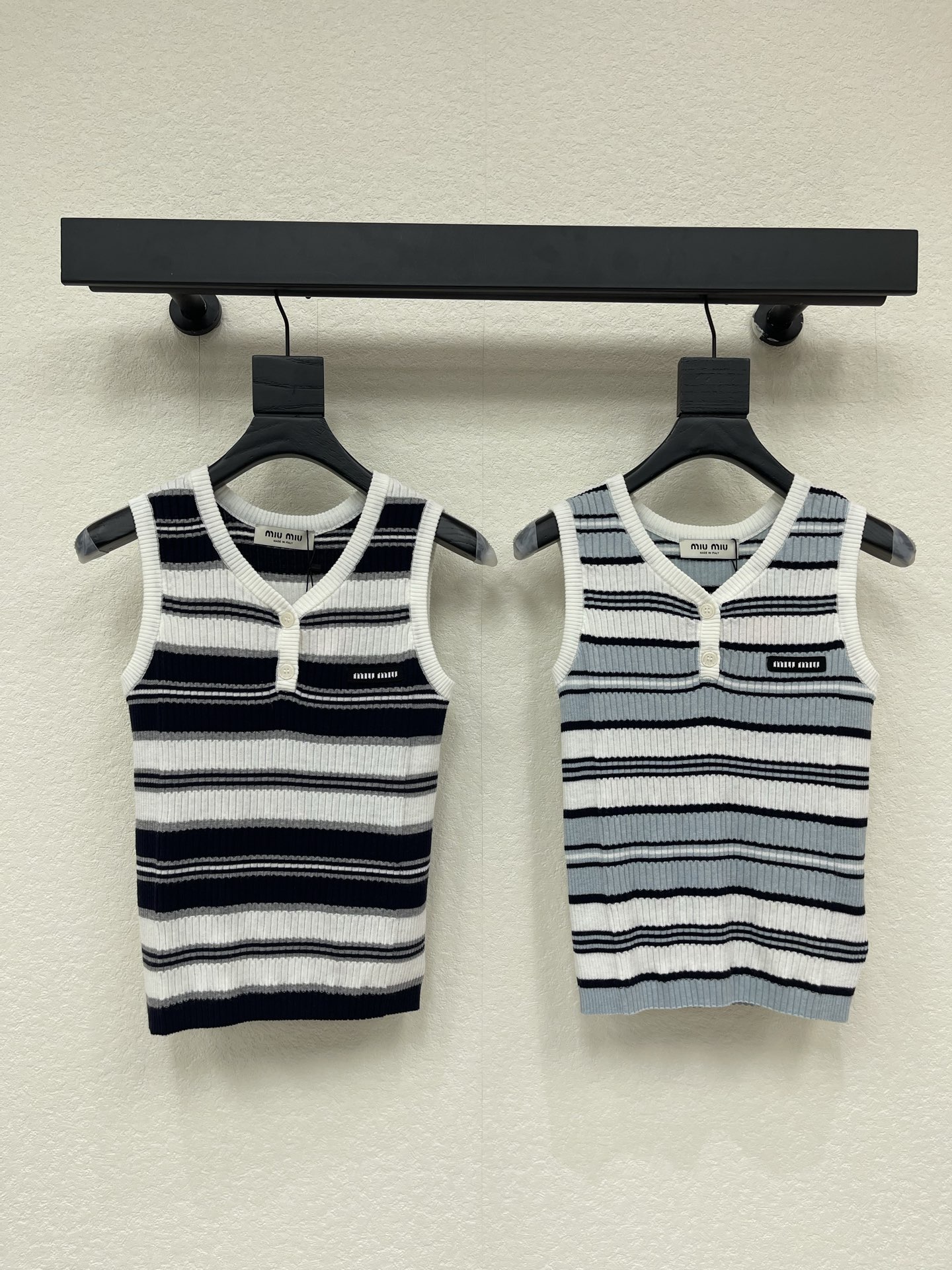 NO:806128,MiuMi*26 new spring and summer striped knitted V-neck vest!  Customized imported silk wool knitted material, high-end texture, comfortable and skin-friendly, V-neck knitted vest cut, half-open button adjustment, proper skin exposure, contrasting stripes all over, sweet and fresh, letter logo on the chest, brand style instantly improved, regular fit, versatile and slimming!  SML,,miumiu,19860909MiuMi*26春夏新款条纹针织V领背心！定制进口丝毛针织材质 质感高级 舒适亲肤 V领针织背心剪裁 半开襟纽扣调节 恰当露肤 通体撞色条纹 甜美清新 胸前字母徽标 品牌格调瞬间提升 常规版型百搭显瘦！SML,,miumiu,,Women's clothing