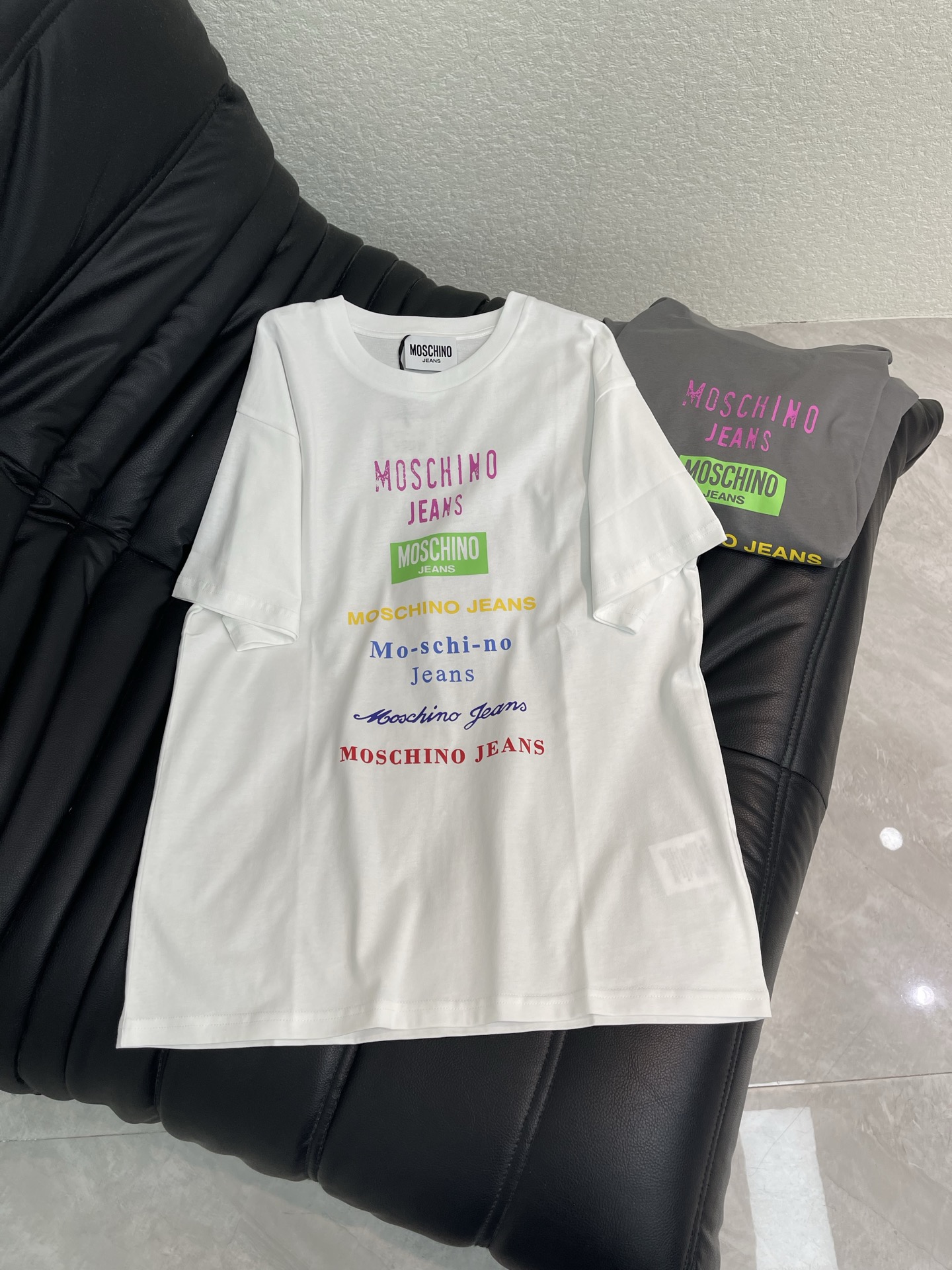 NO:807621,Moschin*26 new color letter short-sleeved T-shirt!  Customized pure cotton fabric, comfortable and breathable, perfect for daily outings!  The round-neck printed design is versatile and fashionable, fun and age-reducing, and the loose-fitting cut makes the upper body super proportional and slim. It is very stylish when paired with jeans or casual pants, and it is easy to create a trendy look!  Same style for men and women!  S-XL A,,jeans,T-shirt,tees,t-shirt,19860909Moschin*26新款彩色字母短袖T恤！定制纯棉面料,穿着舒适透气,日常出街超合适！圆领印花设计,百搭又时髦,趣味减龄,宽松版型剪裁,上身超级显身材比例又显瘦 随便搭配牛仔裤or休闲裤都很有型,轻松打造潮流look！男女同款！S-XL A,,jeans,T-shirt,tees，t-shirt,,Women's clothing