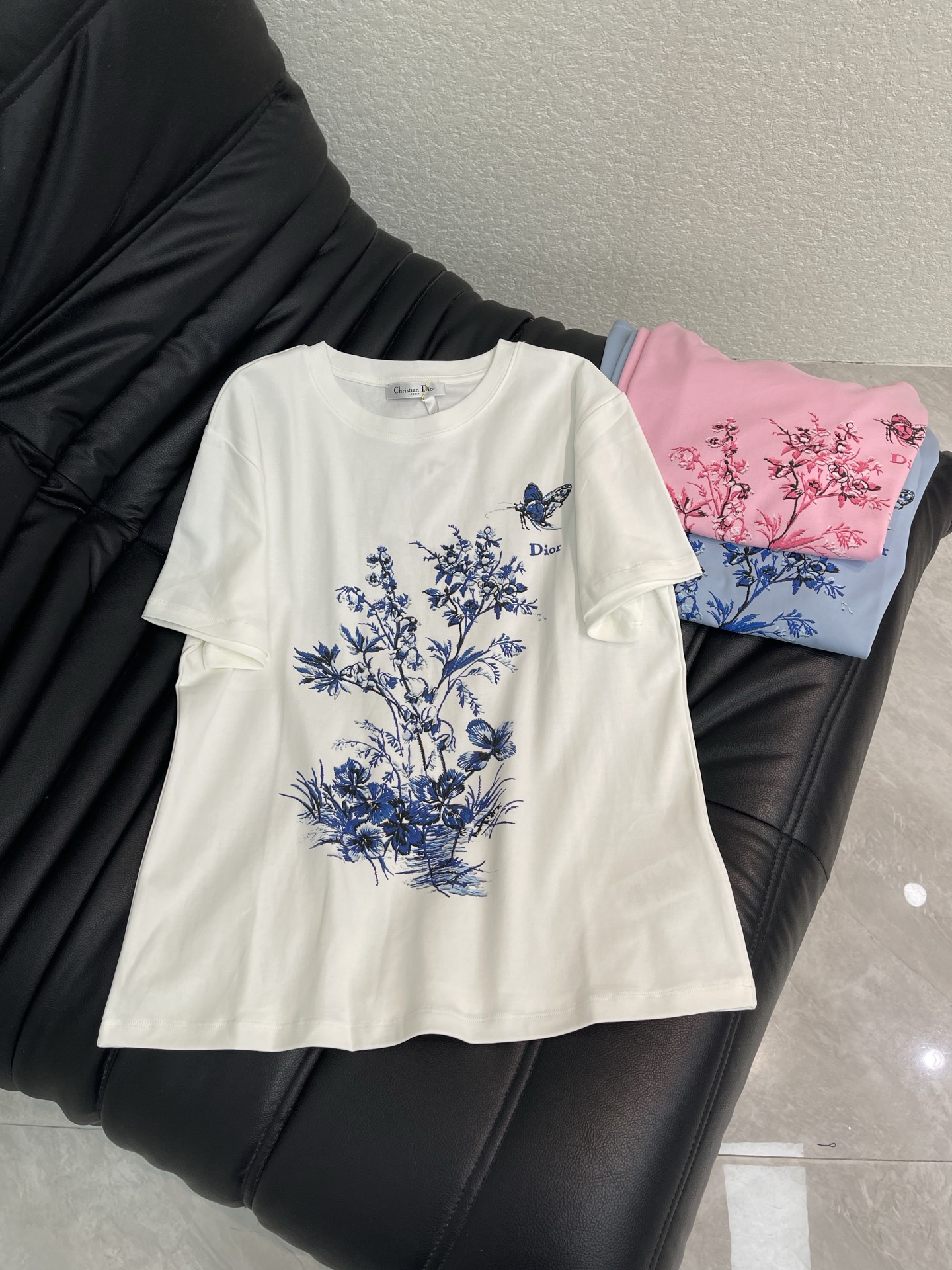 NO:806553,Dio*26 new spring and summer leaf butterfly print short-sleeved T-shirt Mercerized cotton fabric High-density fashionable sports style Every daily wear Playful and age-reducing design elements full of vitality High quality Size SML A,, dior, T-shirt, tees, t-shirt,19860909Dio*26春夏新款树叶蝴蝶印花短袖T恤 丝光棉面料 高密度时髦运动风 每个日常的穿搭 俏皮减龄充满元气的设计元素 高品质 尺码SML A,,dior,T-shirt,tees，t-shirt,,Women's clothing