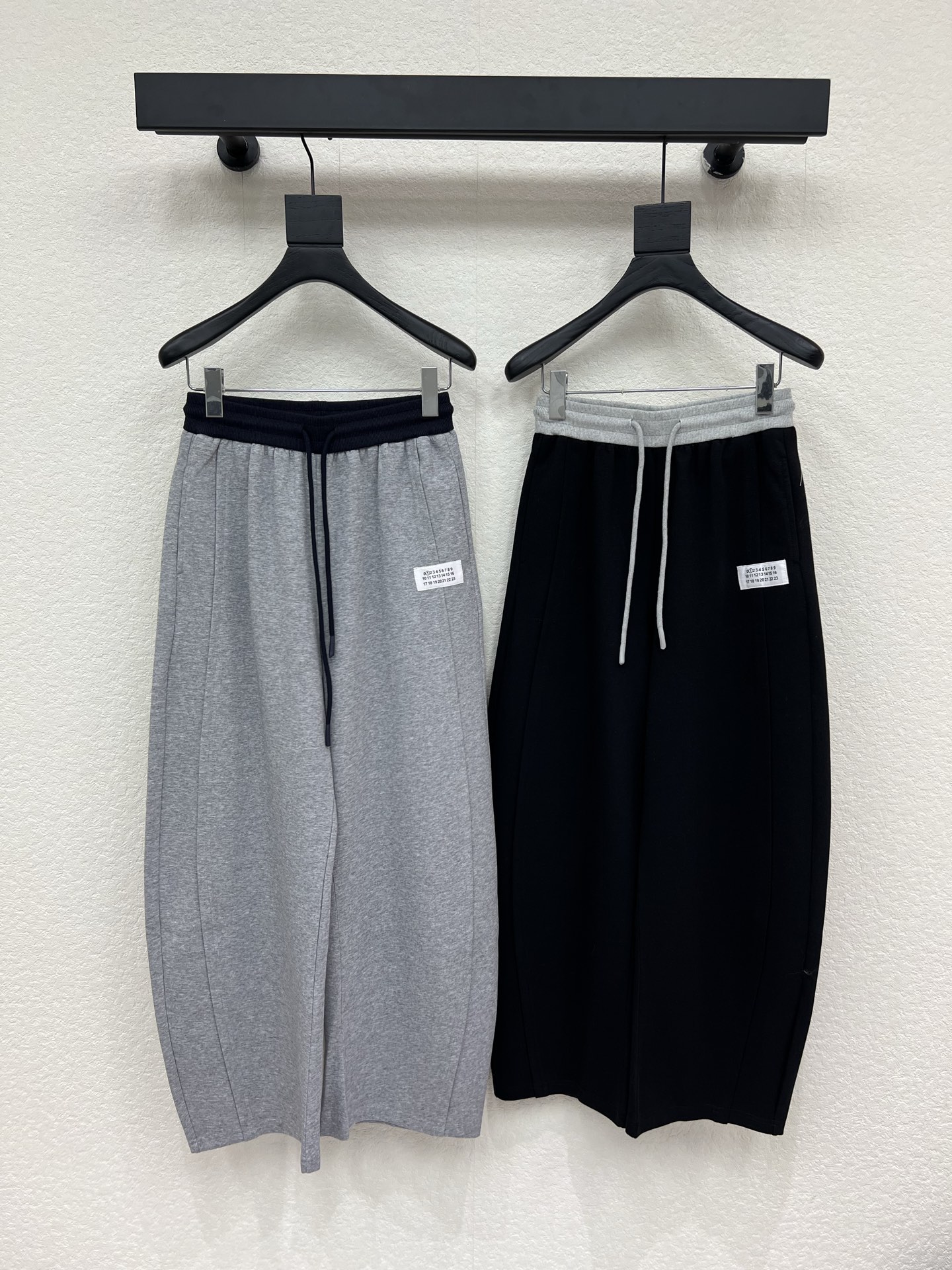 NO:807059,MM6*26 new scimitar casual pants and sweatpants. Heavy drawstring splicing and elastic waist technology. High-end fabrics are more comfortable against the skin. The shape is huge and beautiful. Custom-made high-quality fabric texture is a casual goddess artifact!  The age-reducing girl’s style is elegant yet sweet!  The version is versatile and doesn’t pick anyone’s body, so you don’t want it if you don’t want it!  The quality of workmanship depends on the details SML A,, masion margiela,19860909MM6*26新品弯刀休闲裤卫裤 重工抽绳拼接松紧腰工艺 高订面料亲肤感更舒适 版型巨好看 订制高品质面料质感休闲女神神器！ 减龄少女风气质优雅不失甜美！ 版型百搭不挑人上身美的不要不要的！ 做工品质看细节 SML A,,masion margiela,,Women's clothing