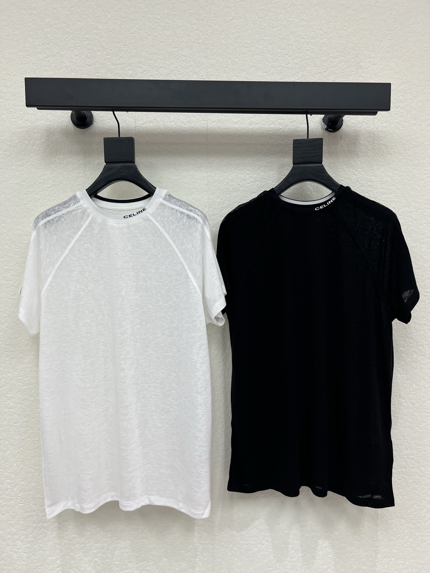 NO:807057,Celin*26 new spring and summer raglan short-sleeved T-shirt. Made of light and breathable Tencel fabric. Round neck + sloping shoulders. Modified shoulder lines. Lettering embellishment on the neck. Simple and not monotonous. Simple and versatile. Easy to manage for commuting and leisure. Moderate length. Pair with high-waisted pants or skirts. Easily elongate the proportion. Make you slimmer and taller. Two-color SML A,,celine,skirts,T-shirt,tees,t-shirt,19860909Celin*26春夏新款插肩短袖T恤 采用轻薄透气天丝面料 圆领+斜肩剪裁 修饰肩部线条 领口字母点缀 简约不单调 简约百搭 通勤休闲都能轻松驾驭 衣长适中 搭配高腰裤或裙子 轻松拉长比例 显瘦又显高 两色SML A,,celine,skirts,T-shirt,tees，t-shirt,,Women's clothing
