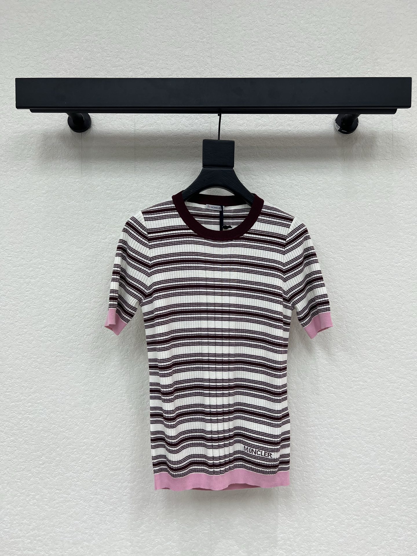NO:806569,Moncle*26 new summer style striped knitted short-sleeves, burgundy + off-white contrasting colors, pink cuffs and hem are super layered! The round neck design is simple and elegant, the shoulder cut modifies the shoulder line, making you slim and elegant. It can be easily controlled for daily commuting and leisure. Pair it with jeans or skirts, and you can easily get a Korean-style relaxed look. One color SML A, Moncler, skirts, jeans, T-shirt,19860909Moncle*蒙口26夏季新款条纹针织短袖 酒红+米白撞色 粉色袖口和下摆超有层次感!圆领设计简约大方 正肩剪裁修饰肩部线条 显瘦又显气质 日常通勤 休闲都能轻松驾驭,搭配牛仔裤或半裙,轻松get韩系松弛感穿搭.一个色SML A,,Moncler,skirts,jeans,T-shirt,,Women's clothing