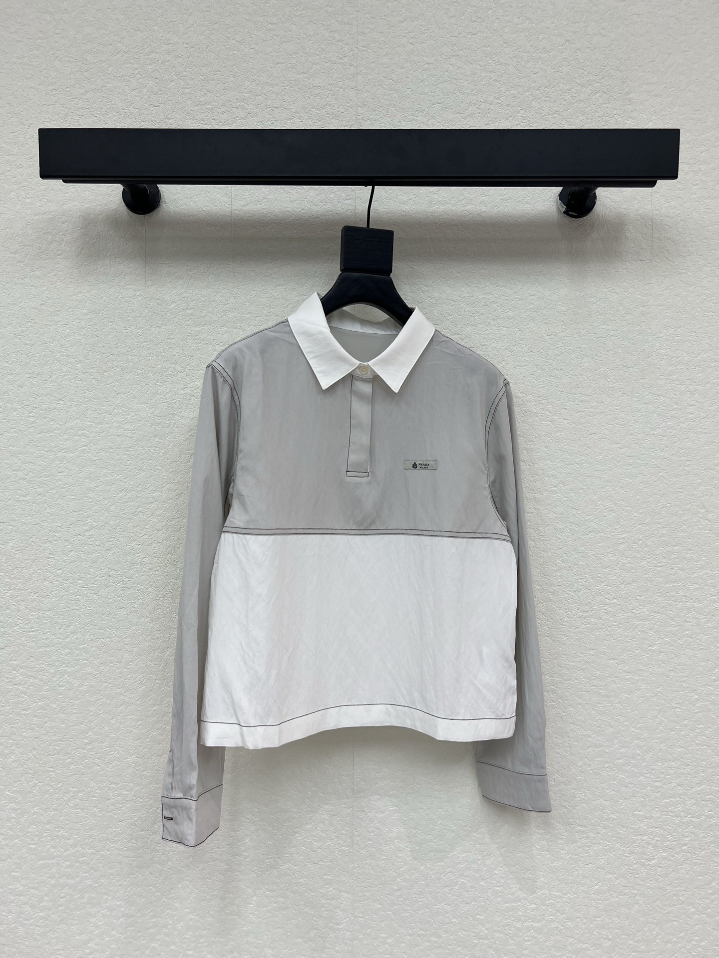 NO:806544,Prad*26 new linen cotton Polo shirt spliced ​​long-sleeved top, natural material is light and breathable, super comfortable to wear in summer! White + light gray splicing, contrasting line design, full of layering, classic lapel + button placket, exquisite details, super recognizable brand logo on the chest. The cuffs and hem are simple, easy to control in daily or formal occasions, and are elegant and modern with skirts and trousers. SML,, prada, skirts,19860909Prad*26新款亚麻棉质Polo衫拼接长袖上衣,天然材质轻盈透气,夏天穿超舒服!白色+浅灰拼接,撞色线条设计,层次感满满,经典翻领+纽扣开襟,细节精致,胸前品牌标识超有辨识度.袖口和下摆简约,日常或正式场合都能轻松驾驭,搭配半裙,裤装都很优雅摩登.SML,,prada,skirts,,Women's clothing