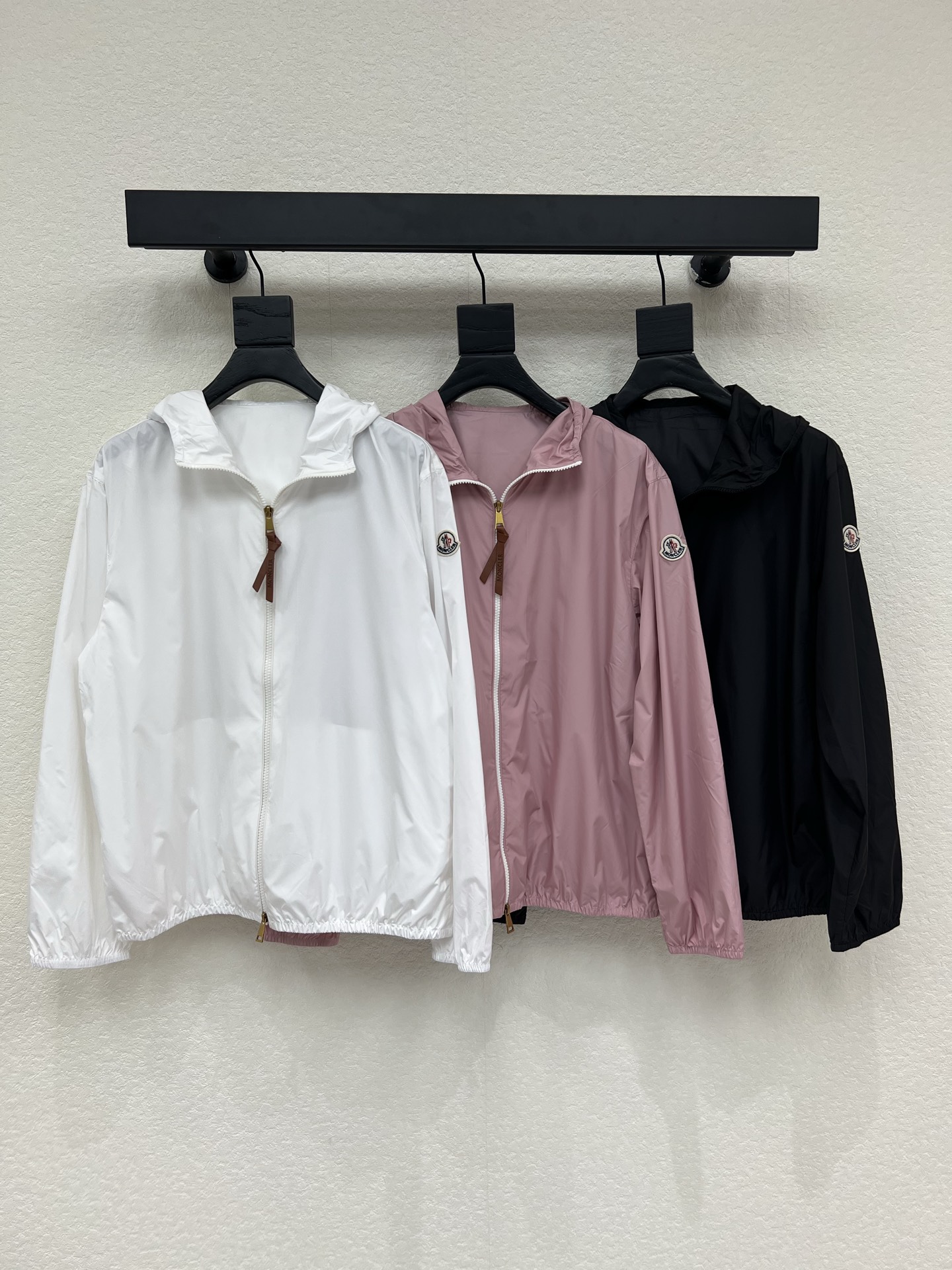 NO:808165,Moncle* Meng Mou 26 New Sun Protection Clothing Hooded Thin Jacket Thin Sun Protection Windbreaker, a very light windbreaker with a three-dimensional cut and a loose fit, with a mask logo on the shoulder sleeves, breathable inside, fashionable and stylish at the same time very slim and slim, whether it is worn as a coat in spring and autumn, or used for daily concave styling, it is very nice SML,,Moncler,jackets & coats,jackets & coats,hats,19860909Moncle*蒙口26新款防晒服连帽薄款夹克外套轻薄防晒风衣,非常轻薄的一款风衣立体剪裁的宽松版型,肩袖上有蒙口标志,内里透气,时髦有型的同时又非常修身显瘦不管是春秋做为外套穿搭,还是平时用以凹造型都非常 nice SML,,Moncler,jackets & coats,jackets & coats,hats,,Women's clothing