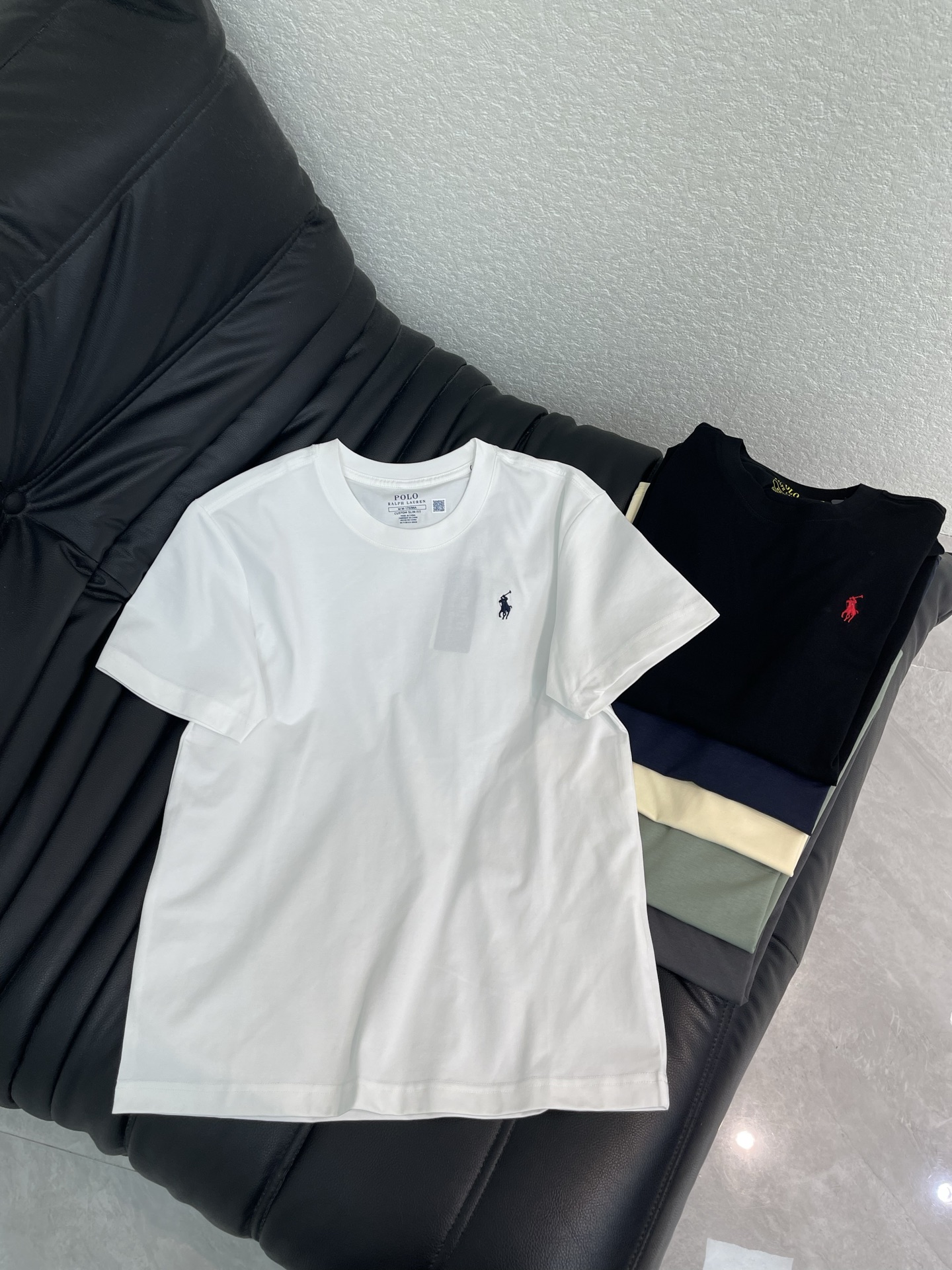 NO:806129,Ralph Laure* Polo26 new spring and summer pony logo round neck short-sleeved T-shirt. The brand's iconic basic item. The overall design is simple round neck, neat and shapeless, suitable for daily wear; the left chest is embellished with the brand's classic red/black/dark blue/gold pony embroidery logo, which is highly recognizable and low-key to highlight the brand texture.  The fabric is made of high-count combed cotton, which is soft and skin-friendly, has excellent breathability and sweat absorption, and is comfortable and unrestricted on the upper body. It has good drape and anti-wrinkle properties, and will not be easily deformed after long-term wear. It is available in multiple colors (military green, beige, navy, dark gray, pure white, black, etc.) and has a versatile style. It can be worn alone to create a casual commuting look, or can be layered as an inner layer. It is suitable for a variety of wearing scenarios. It is a classic basic style that will never go out of style in the wardrobe. The same style for men and women!  Size S-XL A,,loro piana,T-shirt,tees,t-shirt,19860909Ralph Laure*拉夫Polo26春夏新款小马标圆领短袖T恤.品牌标志性的基础款单品.整体采用简约圆领设计,利落不挑身形,日常穿搭；左胸点缀品牌经典的红色/黑色/深蓝/金色小马刺绣标,辨识度拉满,低调彰显品牌质感. 面料选用高支精梳纯棉,触感柔软亲肤,透气吸汗性优异,上身舒适无束缚,兼具良好的垂坠感与抗皱性,久穿不易变形.多色可选（军绿色、米黄、藏青、深灰、纯白、黑色等）,风格百搭,可单穿打造休闲通勤造型,也可作为内搭叠穿,适配多种穿搭场景,是衣橱里永不过时的经典基础款.男女同款！ 尺码S-XL A,,loro piana,T-shirt,tees，t-shirt,,Women's clothing