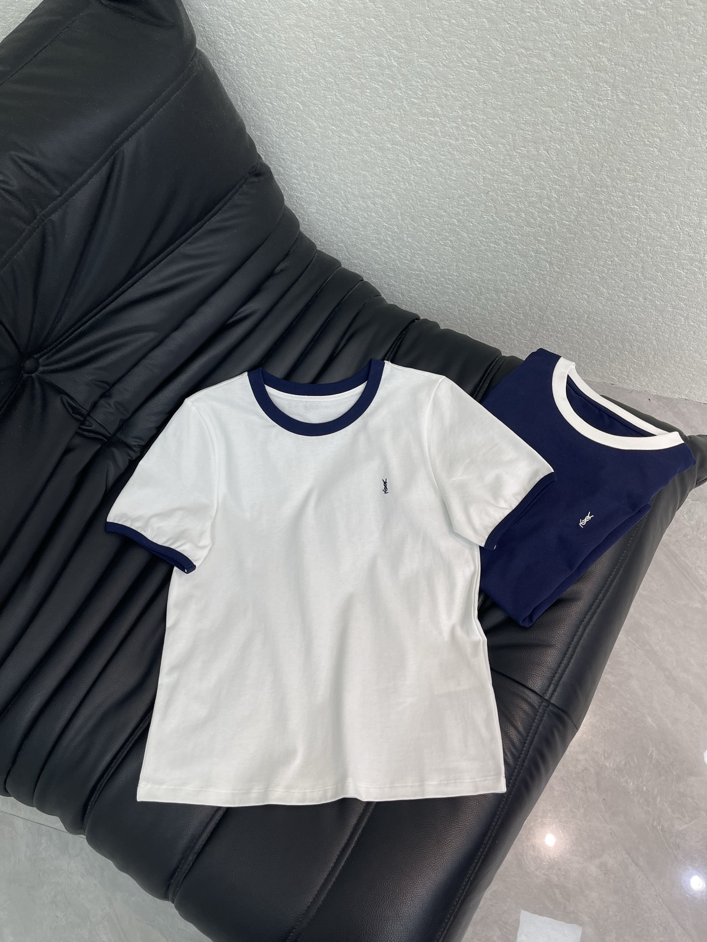 NO:806547,Ysl*26 new spring and summer style small embroidered letter round neck contrasting color short-sleeved T-shirt, classic round neck + white ribbing, simple and detailed soft fabric, skin-friendly, breathable, super comfortable to wear in spring and summer, YSL embroidery on the chest is low-key and exquisite, slim tailoring makes it slim and not tight, can be easily controlled for daily commuting and leisure, is versatile with jeans or skirts, easy to get a high-end look, blue, white, SML A,, saint  laurent,skirts,jeans,T-shirt,tees,t-shirt,19860909Ysl*26春夏新款小刺绣字母圆领撞色短袖T恤,经典圆领+白色罗纹包边,简约又有细节感柔软面料,亲肤,透气,春夏穿超舒服,胸口YSL刺绣低调精致,修身剪裁显瘦不紧绷,日常通勤,休闲都能轻松驾驭,搭配牛仔裤或半裙都很百搭,轻松get高级感穿搭,蓝色,白色,SML A,,saint laurent,skirts,jeans,T-shirt,tees，t-shirt,,Women's clothing