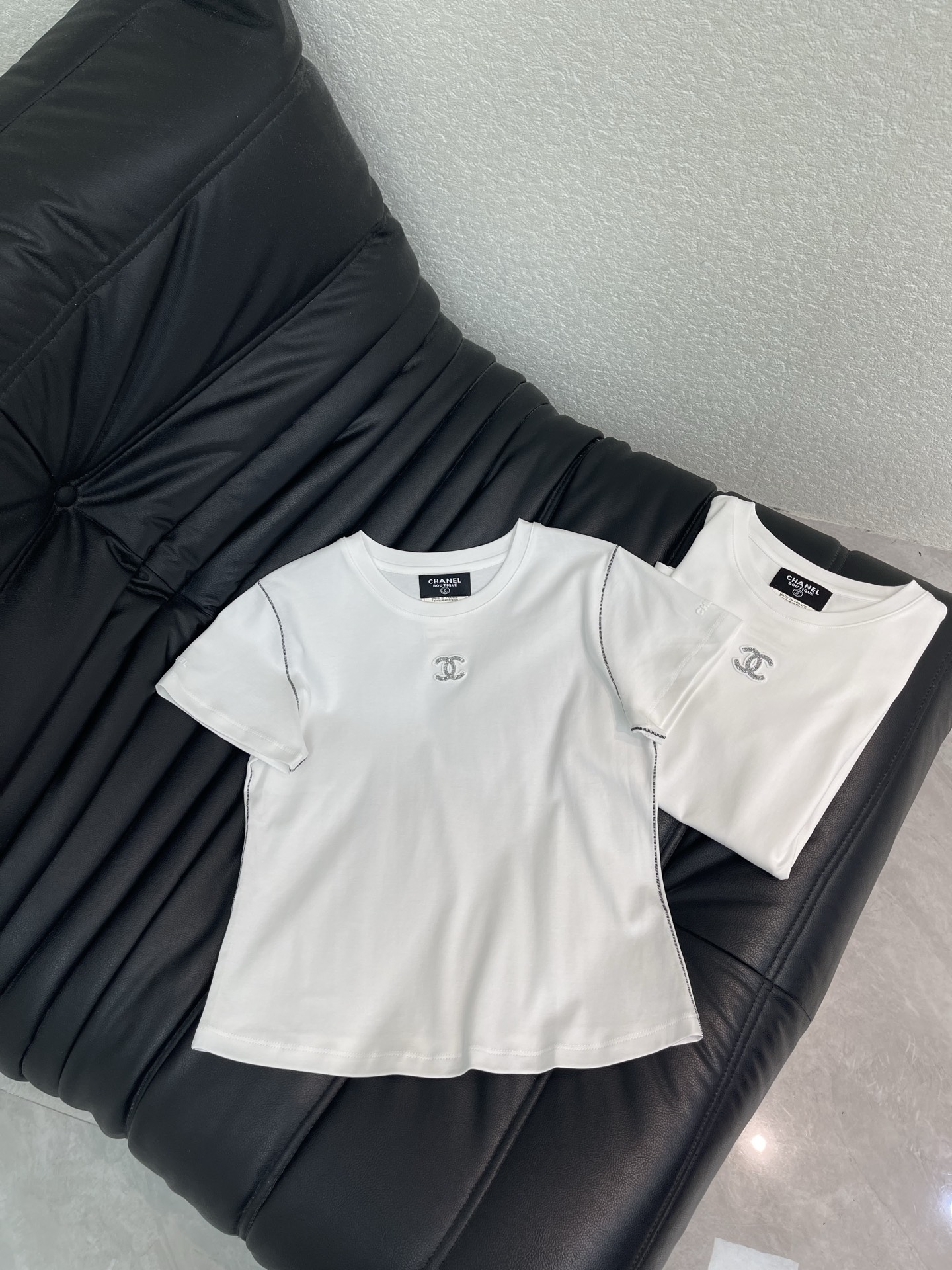 NO:807618,Chane*26's new round neck short-sleeved T-shirt, black stitching design, double C diamond logo on the chest is very recognizable. High-quality pure cotton material, soft and comfortable, super refreshing to wear in summer!  It can be easily used for daily commuting and leisure. It looks good with jeans or skirts. It is versatile and practical. It is a must-have item in the wardrobe!  SML AA,,chanel,skirts,jeans,T-shirt,tees,t-shirt,19860909Chane*26新款圆领短袖T恤,黑色压线设计,胸前双C钻Logo超有辨识度.高品质纯棉材质,柔软舒适,夏天穿超清爽！日常通勤、休闲都能轻松驾驭.随意配牛仔裤、半裙都好看,百搭又实穿,是衣橱必备单品！SML AA,,chanel,skirts,jeans,T-shirt,tees，t-shirt,,Women's clothing
