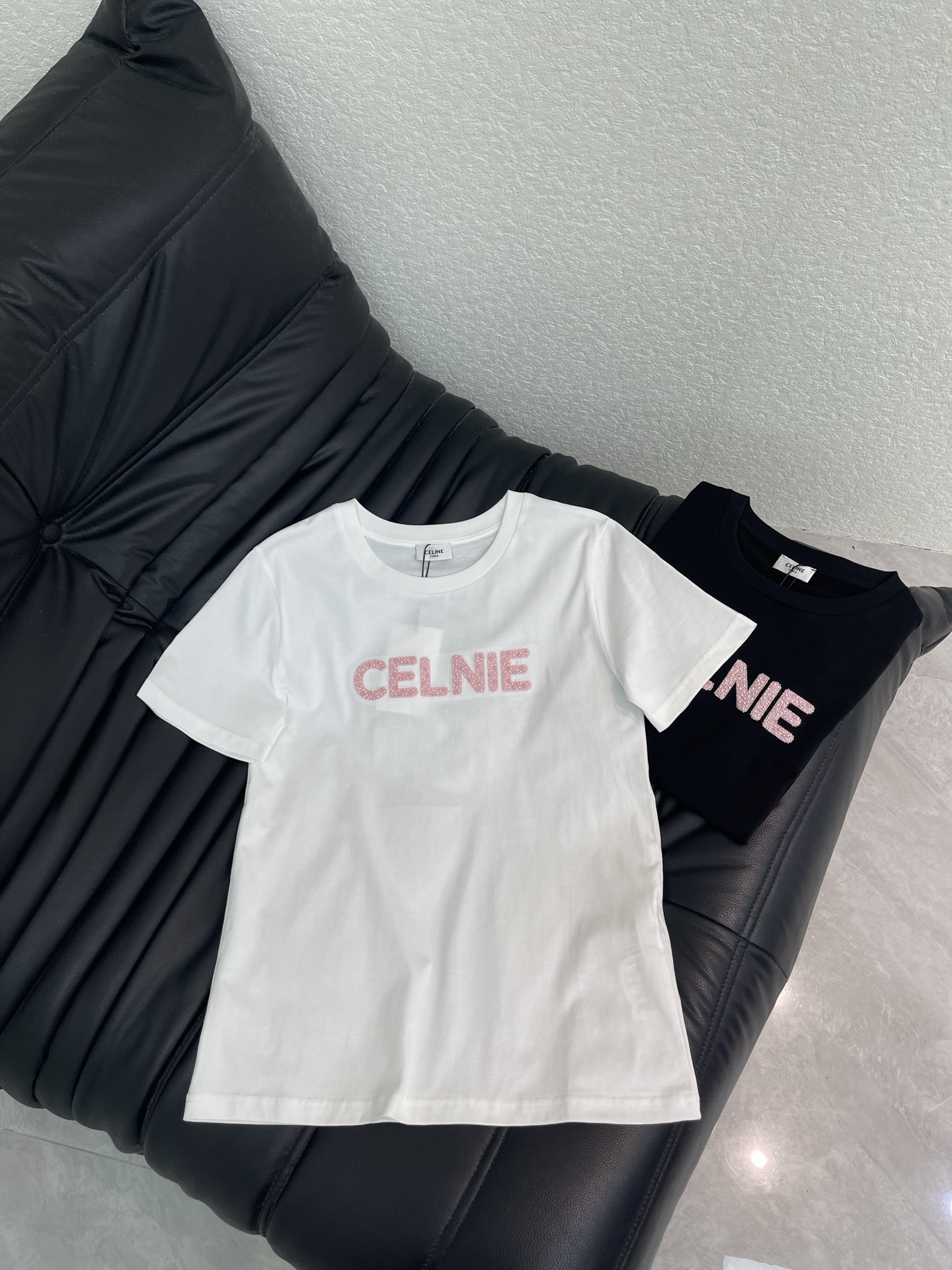 NO:807641,Celin*26 new spring and summer pink beaded embroidered letters round neck short-sleeved T-shirt. Customized YB mercerized cotton material, fine texture, comfortable and breathable, regular short-sleeved cut, slim and slim fit, hand-beaded craftsmanship to outline the letter pattern on the chest, rich colors, echoing the brand style, fashionable temperament. Black and white SML AA,,celine,T-shirt,tees,t-shirt,19860909Celin*26春夏新品粉色钉珠刺绣字母圆领短袖T恤.定制YB丝光棉材质,质感细腻,舒适透气,常规短袖裁剪,穿搭修身显瘦,胸前以手工钉珠工艺勾勒出字母图案,色彩丰富,品牌格调呼应,气质时髦.黑白 SML AA,,celine,T-shirt,tees，t-shirt,,Women's clothing