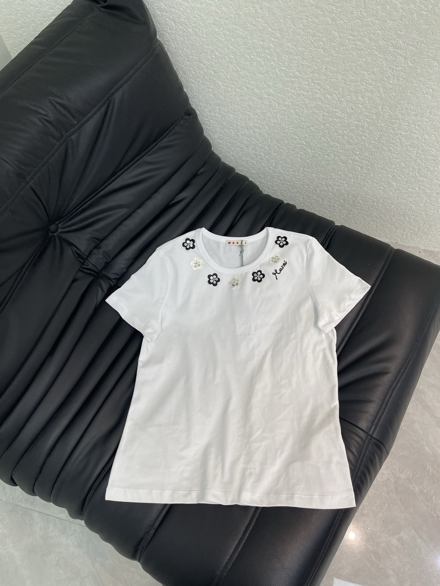 NO:806563,Marn*26 summer new heavy industry flower embroidery round neck short-sleeved T-shirt. The neckline is embellished with black and white flower embroidery. Exquisite details. 'Marn brand embroidery on the right shoulder. Perfect recognition. Slightly loose fit on the front shoulder. Modify the body shape and feel comfortable. It can be easily worn in daily or light formal occasions. Pair it with jeans or skirts to easily get the lazy spring style. One color SML A,,marni,skirts,jeans,T-shirt,tees,t-shirt,19860909Marn*26夏季新款重工花朵刺绣圆领短袖T恤 领口点缀黑白花朵刺绣 细节精致 右肩”Marn品牌刺绣 辨识度满分 正肩微宽松版型 修饰身形又自在 日常或轻正式场合都能轻松驾驭 搭配牛仔裤或半裙 轻松get春日慵懒风.一个色SML A,,marni,skirts,jeans,T-shirt,tees，t-shirt,,Women's clothing