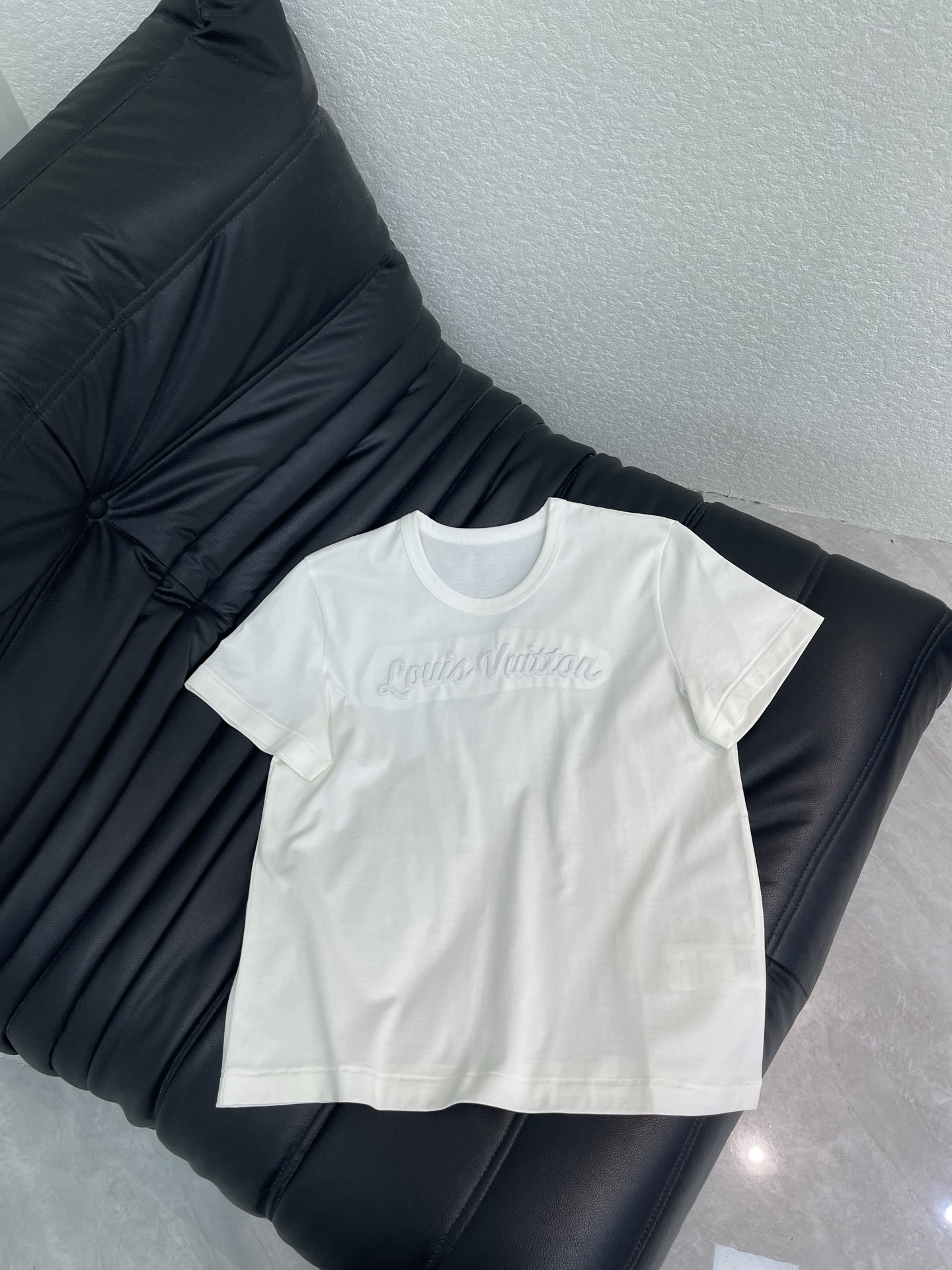 NO:807644,Louis Vuitto*26 new spring and summer product Lujia Baiyueguang!  Embroidered short-sleeved T-shirt in the same color, the sense of luxury is hidden in the details, minimalist ceiling!  Embossed T, one-click control for commuting and leisure, low-key and elegant!  Embroidered white T, wear high-end in daily life, effortlessly fashionable!  Versatile and unmistakable, the first choice for entry into luxury brands!  The texture is full of SML,,louis vuitton,louis vuitton,louis vuitton,T-shirt,tees,t-shirt,19860909Louis Vuitto*26春夏新品 驴家白月光！同色系刺绣短袖T恤,高级感藏在细节里 极简天花板！浮雕T,通勤休闲一键拿捏 低调显贵！刺绣白T,把高级穿在日常里 不费力的时髦！百搭不出错 奢牌入门首选！质感拉满 SML,,louis vuitton,louis vuitton,louis vuitton,T-shirt,tees，t-shirt,,Women's clothing