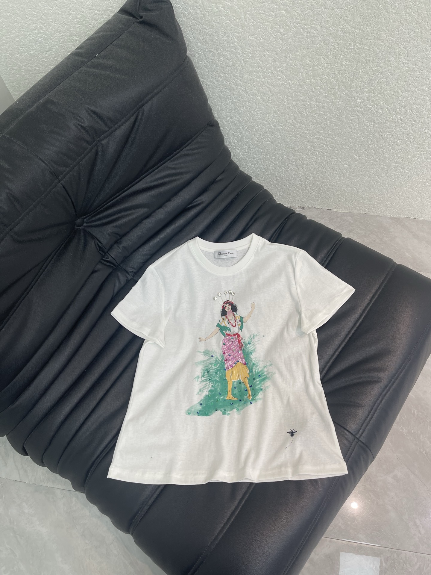 NO:806565,Dio* exquisite printed beaded short-sleeved T-shirt, high-end fabrics, skin-friendly, breathable and comfortable, iconic letter pattern, low-key luxury, reducing the age of girls!  A must-have artifact for Bai Fumei!  The classic version is versatile and easy to wear. It is highly recommended to keep it for yourself!  The quality of workmanship depends on the details SML AA,,dior,T-shirt,tees,t-shirt,19860909Dio*精致印花订珠短袖T恤 高订面料 亲肤透气舒适 标志性字母图案低调奢华 减龄少女时代！白富美必备神器！ 经典版型百搭不挑人 强烈推荐自留款！ 做工品质看细节 SML AA,,dior,T-shirt,tees，t-shirt,,Women's clothing