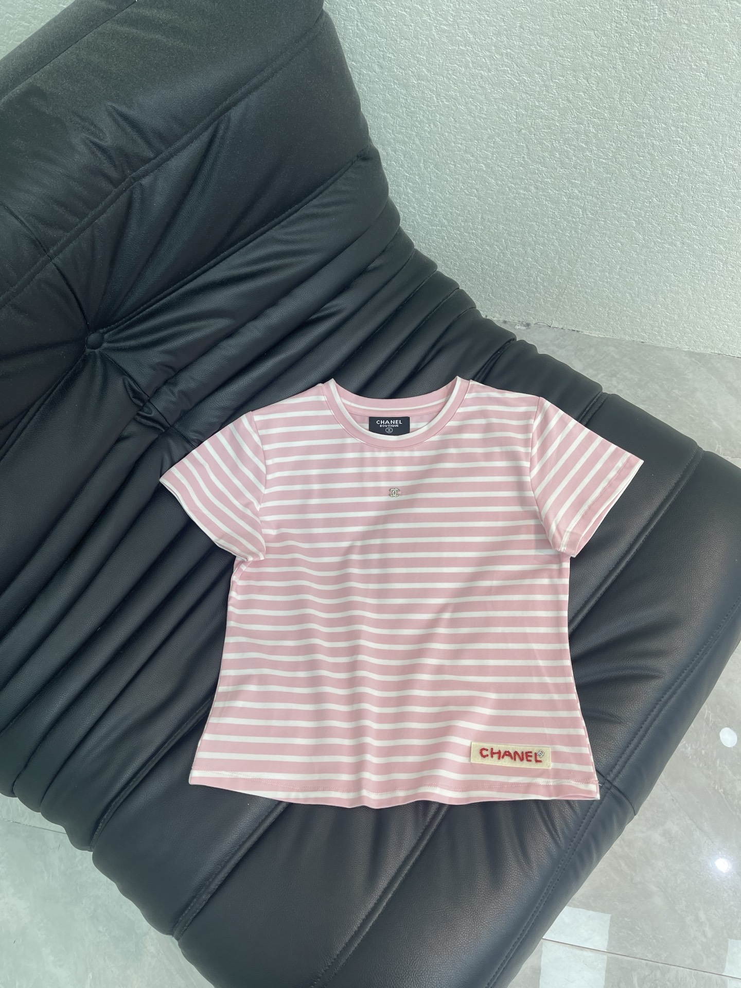 NO:807054,Chane*26’s new second-hand series cherry blossom pink striped limited-edition short-sleeved T-shirt is based on French stripes and infused with the essence of fragrance!  Pink and white contrasting colors are gentle and noble. Rhinestone buckle on the chest + embroidered label on the hem. Low-key but with a good sense of sophistication. Selected high-weight cotton material, draping and anti-wrinkle. Upper body comfort and fit are both online!  High quality custom SML A,,chanel,T-shirt,tees,t-shirt,19860909Chane*26新品中古系列樱花粉条纹限定短袖T恤 以法式条纹为基底 注入香风精髓！粉白撞色温柔又显贵 胸前水钻扣+下摆刺绣标 低调中藏着不俗的精致感 精选高克重棉料 垂顺抗皱 上身舒适度与版型双在线！高品质定制 SML A,,chanel,T-shirt,tees，t-shirt,,Women's clothing
