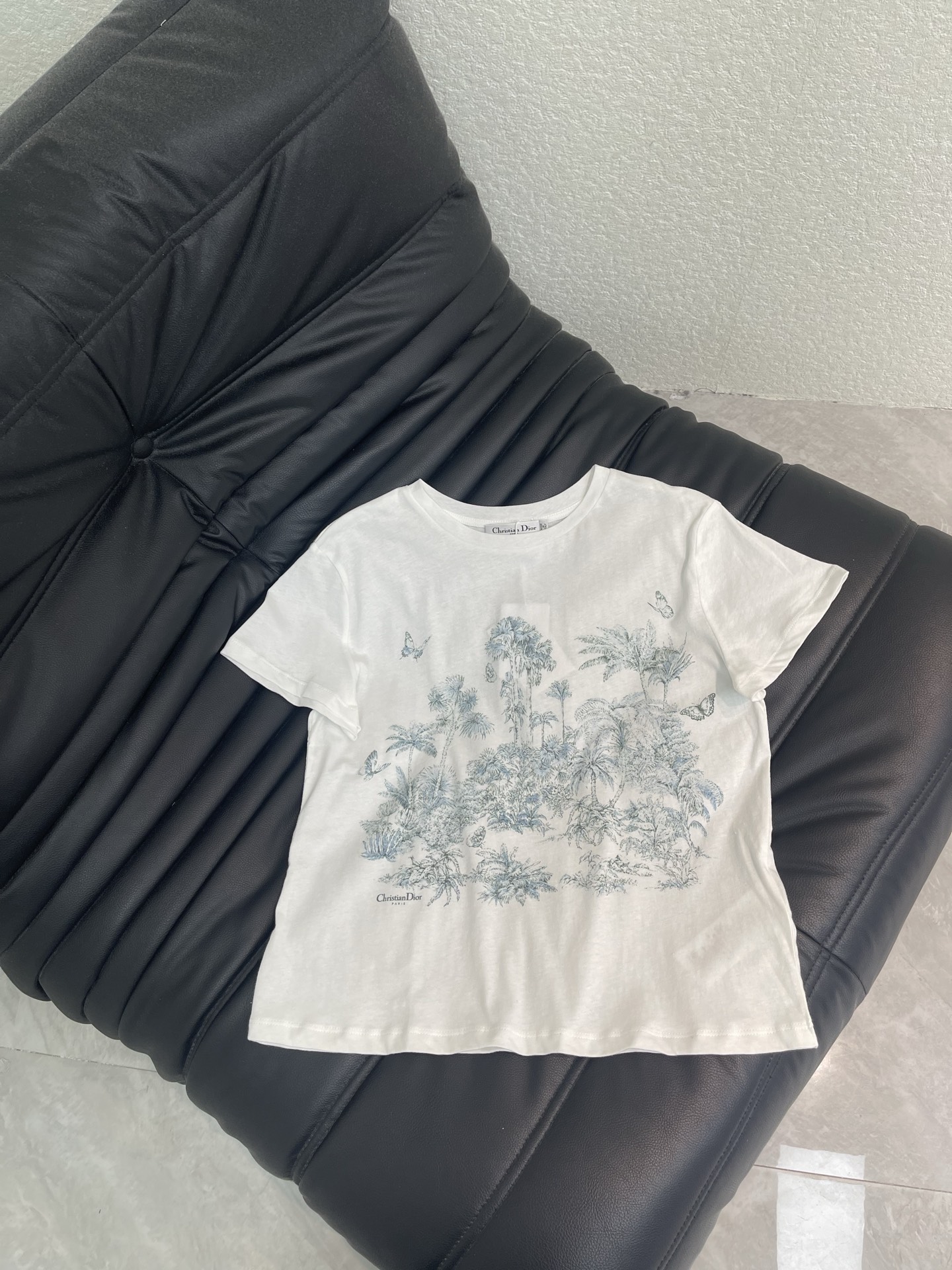 NO:806557,Dio*26 new spring and summer sketch printed short-sleeved T-shirt!  The fabric is breathable, comfortable and full of texture. The flower and butterfly print design on the chest shows the brand style. It has a refreshing and girly feel. Simple matching will create a sense of atmosphere. Easy to wear every day!  SML,,dior,T-shirt,tees,t-shirt,19860909Dio*26春夏新款素描印花短袖T恤！布料透气舒适 质感十足 胸前做花卉蝴蝶印花设计 尽显品牌格调 清爽少女感拉满 简单的搭配就很会有氛围感.日常轻松穿搭！SML,,dior,T-shirt,tees，t-shirt,,Women's clothing