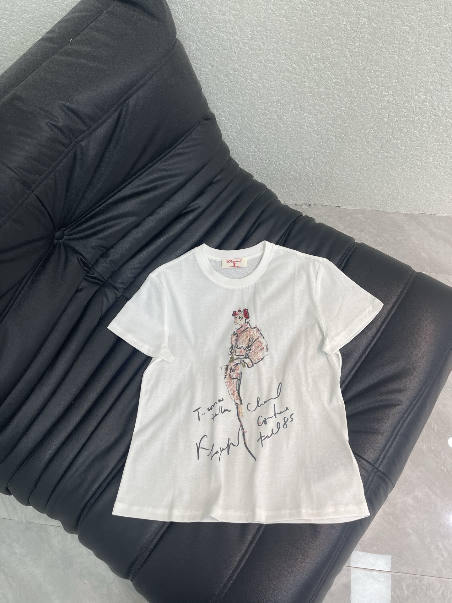 NO:806568,Chane*26 new product exquisitely printed beaded short-sleeved T-shirt. High-end fabric. Skin-friendly, breathable and comfortable. Iconic letter pattern is low-key and luxurious. Age-reducing girlhood!  A must-have artifact for Bai Fumei!  The classic version is versatile and easy to wear. It is highly recommended to keep it for yourself!  The quality of workmanship depends on the details SML A,,chanel,T-shirt,tees,t-shirt,19860909Chane*26新品精致印花订珠短袖T恤 高订面料 亲肤透气舒适 标志性字母图案低调奢华 减龄少女时代！白富美必备神器！ 经典版型百搭不挑人 强烈推荐自留款！ 做工品质看细节 SML A,,chanel,T-shirt,tees，t-shirt,,Women's clothing