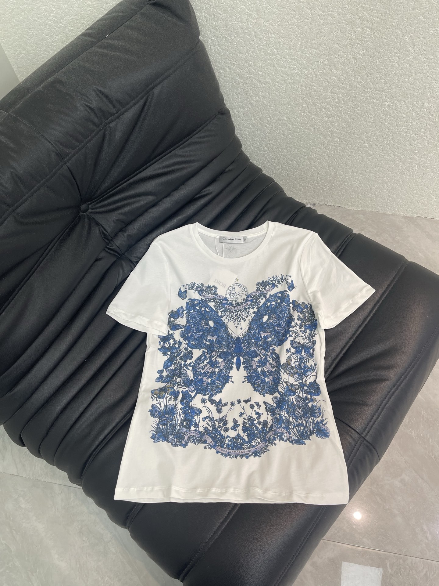 NO:806551,Dio*26 new spring/summer vessel Rui butterfly element pattern printed short-sleeved T-shirt!  The butterfly emerges from the chrysalis to interpret the free-spirited sky-blue pastoral style goddess. Cotton and linen blended jersey fabric has a light texture, and the upper body is skin-friendly and breathable. The low-saturation blue shows plant flowers and sporadic butterfly flowers. It is cut in a comfortable and fitted version, which is different from the OS large version. The upper body is not too big or too small to show a slim figure. It can be paired with pants or skirts casually. SML  A,,dior,skirts,T-shirt,tees,t-shirt,19860909Dio*26春夏新款vessel 茹伊蝴蝶元素图案印花短袖T恤！破蛹而出的蝴蝶演绎无拘无束的自由灵魂天空蓝田园风气质女神,棉质和亚麻混纺平纹针织面料,质感轻盈,上身亲肤透气,低饱和度的蓝色呈现植物花卉和零星蝴蝶花卉,舒适合身版型裁剪,区别于OS大版型,不大不小上身显瘦显身材,随意搭配裤子或者半裙都 SML A,,dior,skirts,T-shirt,tees，t-shirt,,Women's clothing