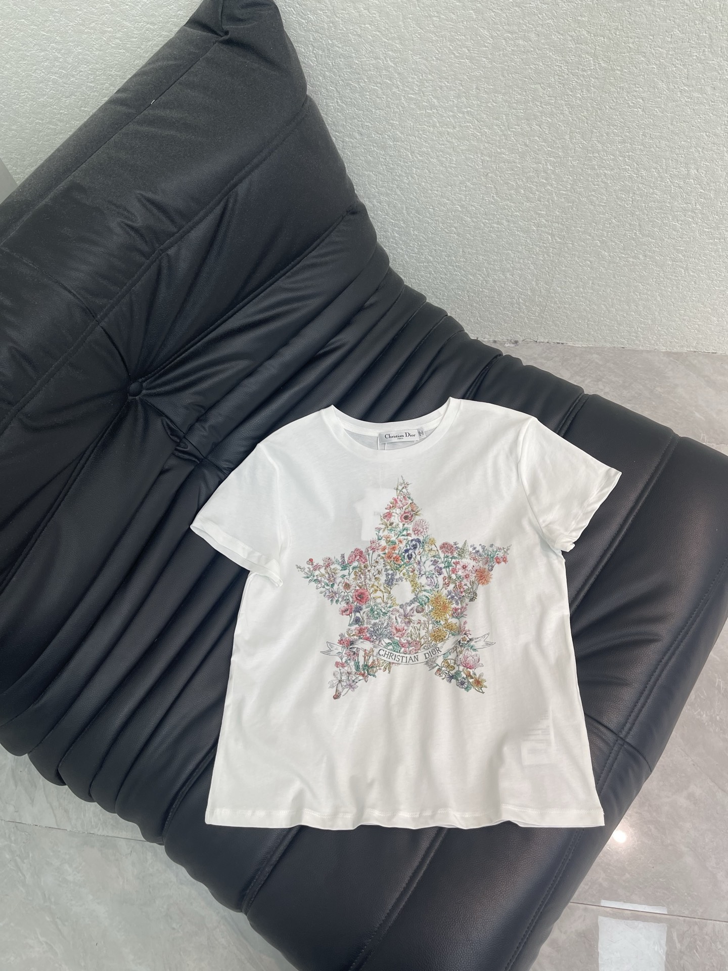 NO:806560,Dio*26 new spring and summer five-pointed star flower round neck printed short-sleeved T-shirt. Heavy craftsmanship. Breathable and comfortable. Full texture. Conventional short-sleeved T-shirt cut. The whole body is outlined with printing. Classic colors are available. High-end style. It is stylish when worn alone. SML A,, dior, T-shirt, tees, t-shirt,19860909Dio*26春夏新款五角星花卉圆领印花短袖T恤 重工工艺 透气舒适 质感十足 常规短袖T恤裁剪 通体以印花勾勒 经典色系可选 彰显高级格调 单穿内搭都出彩时髦.SML A,,dior,T-shirt,tees，t-shirt,,Women's clothing
