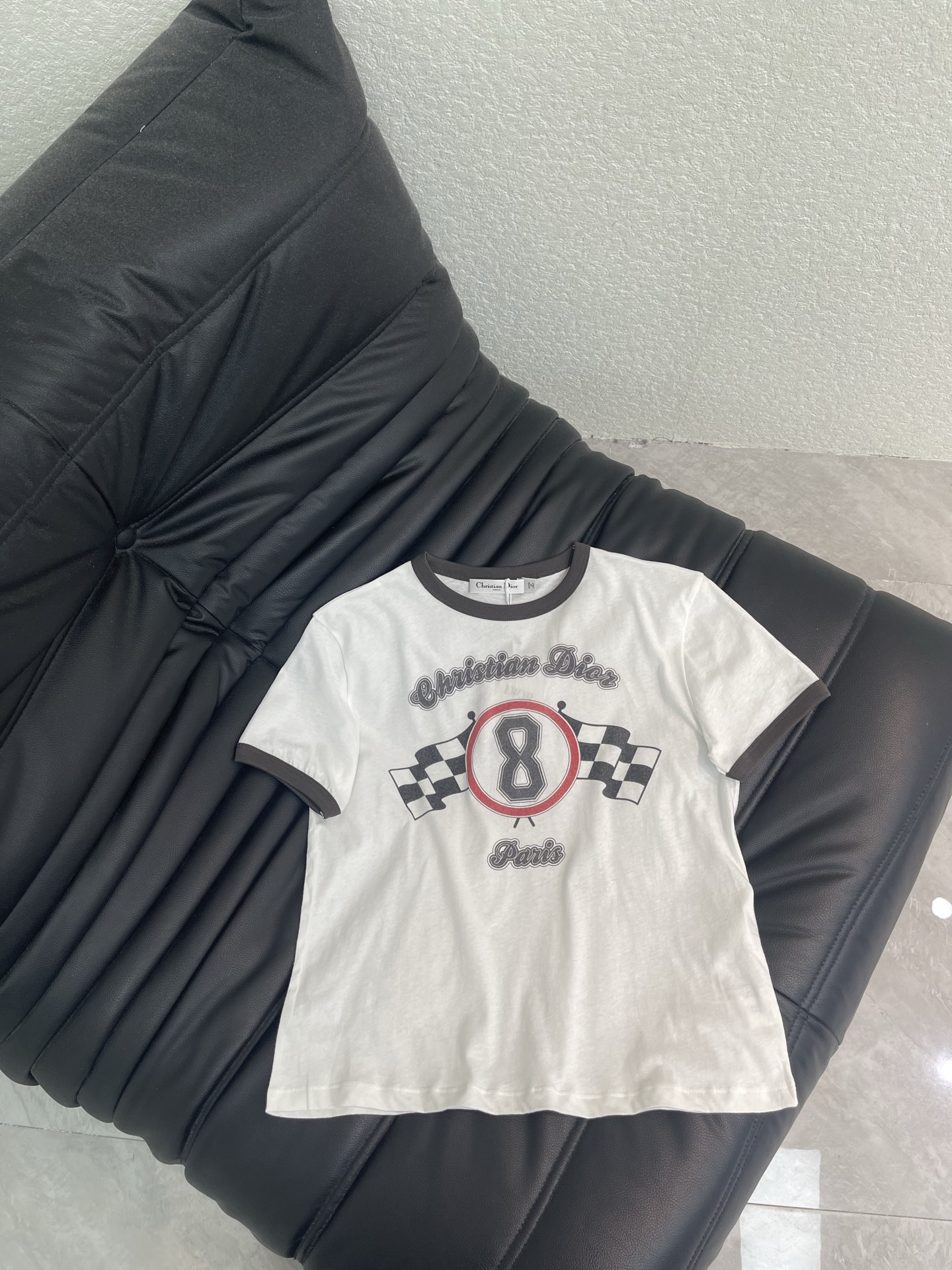 NO:806554,Dio*26 new spring and summer No. 8 printed short-sleeved T-shirt. Gray threaded edges are wrapped around the collar and cuffs to keep the tone coordinated. The iconic letter logo on the chest is embellished with black and white plaid racing elements. The brand's own simple and fashionable sense is immediately present. The color matching reduces age and creates a personalized style. It is fashionable when worn alone. SML A,, dior, T-shirt, tees, t-shirt,19860909Dio*26春夏新款8号印花短袖T恤 灰色螺纹包边于领口袖口 保持基调协调统一 胸前标志性字母徽标黑白格纹赛车元素点缀 品牌自带的简约时尚感立现 配色减龄 随心打造个性风格 单穿内搭都出彩时髦.SML A,,dior,T-shirt,tees，t-shirt,,Women's clothing